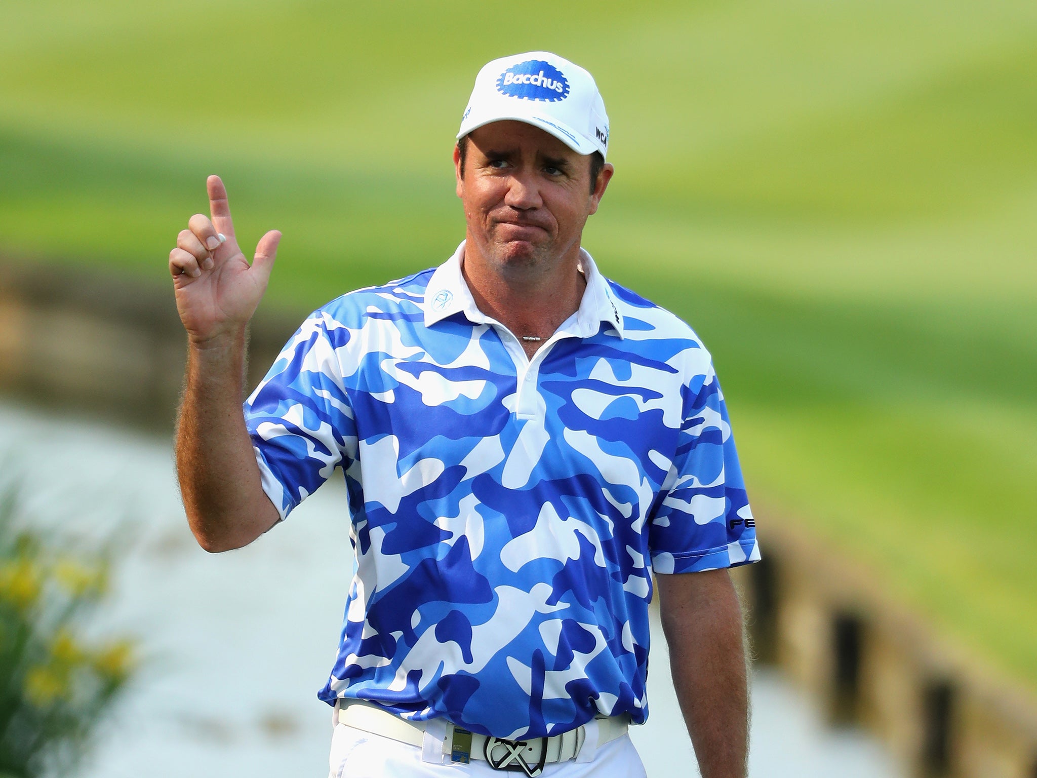 Hend acknowledges the crowd on the 18th