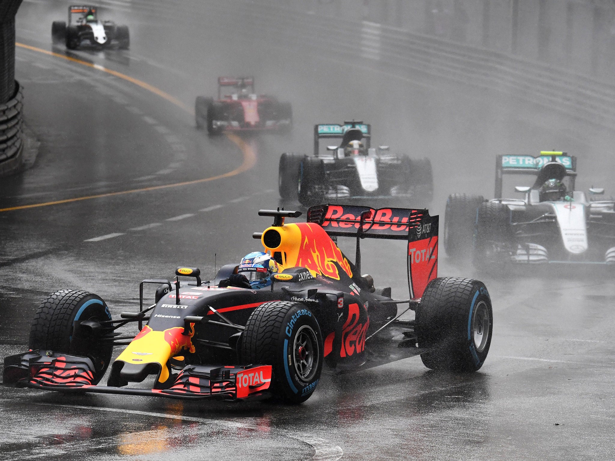 Daniel Ricciardo leads the field into the first corner