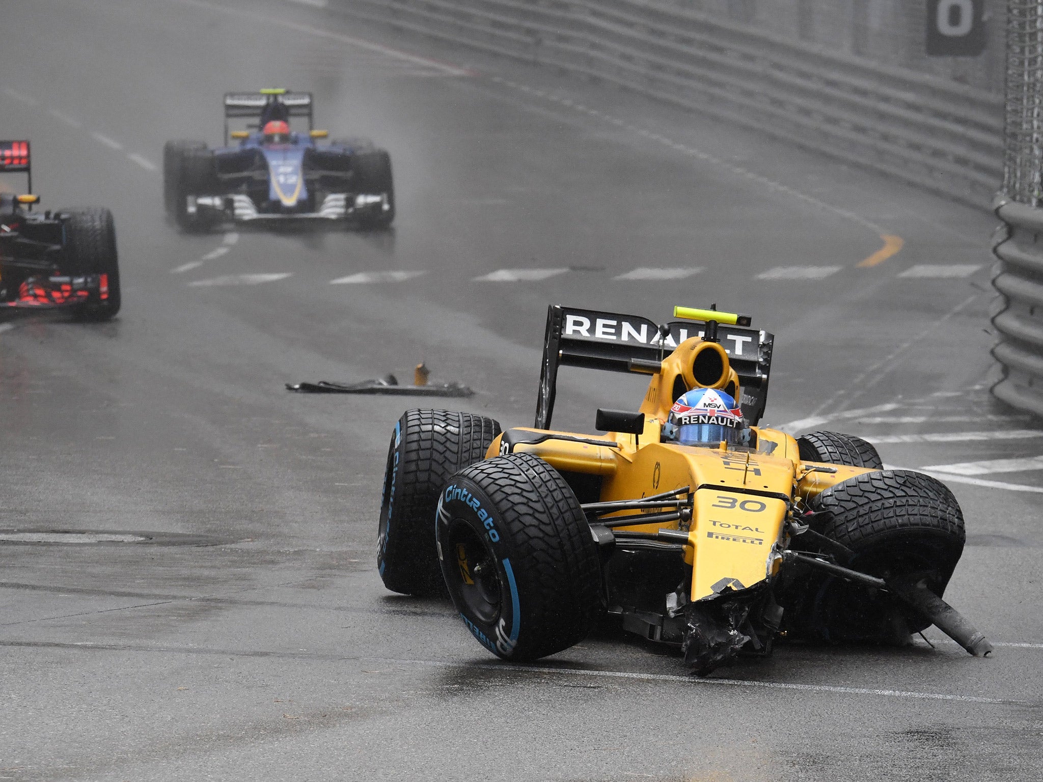 Jolyon Palmer crashed out of the race as soon as the green flags came out