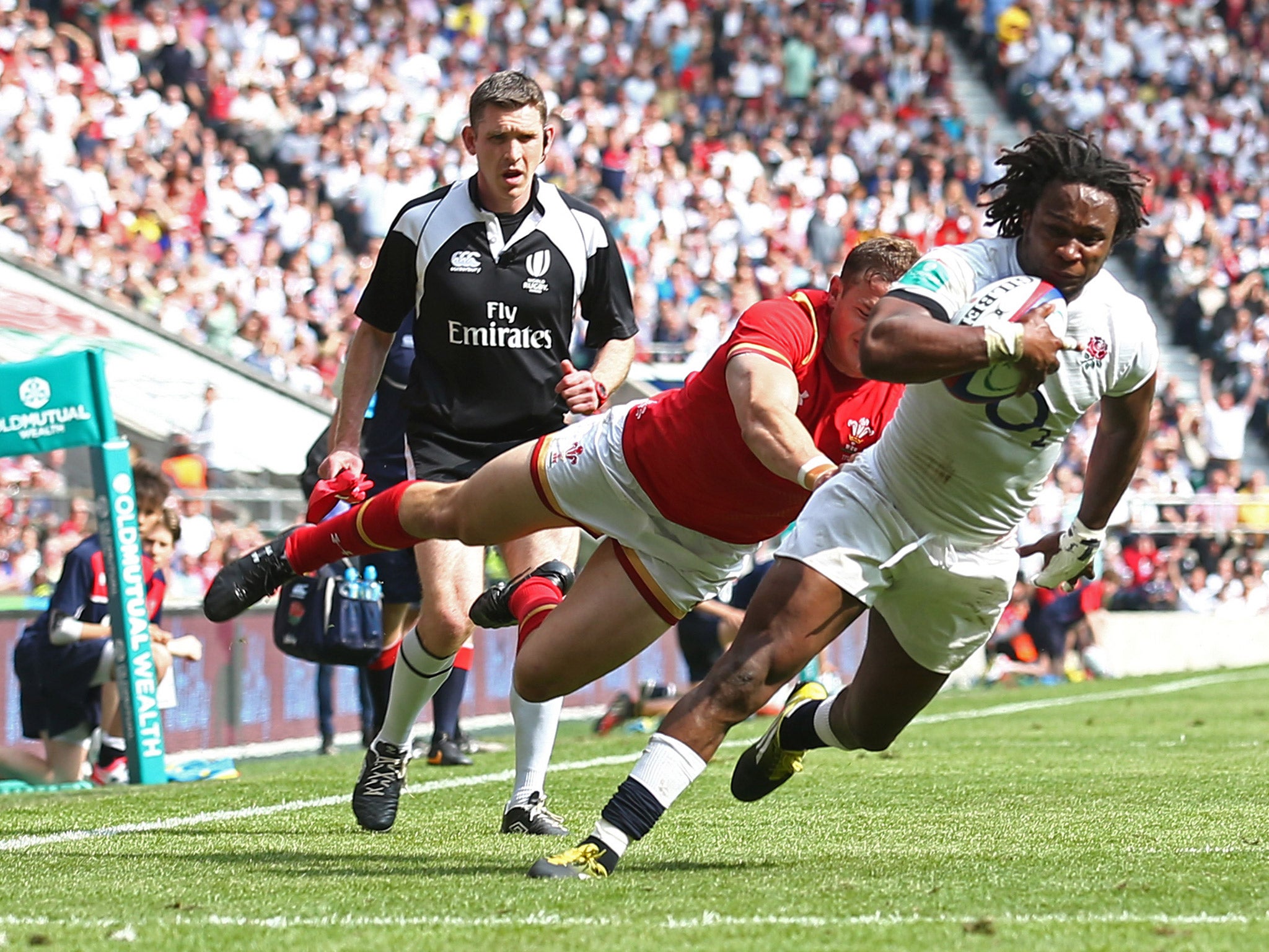 Marland Yarde dives over to score the fifth try for England