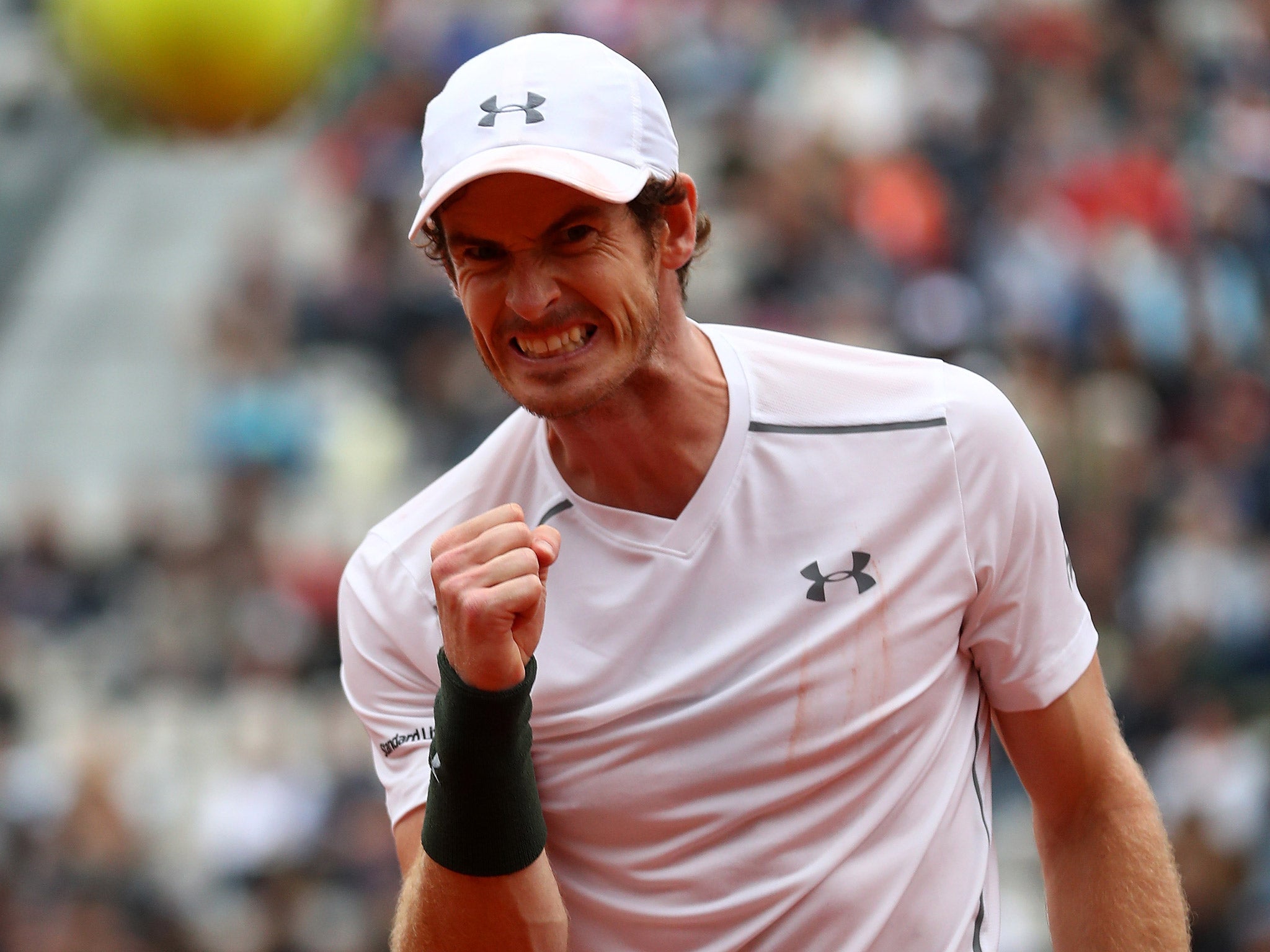 Andy Murray celebrates winning a point against John Isner