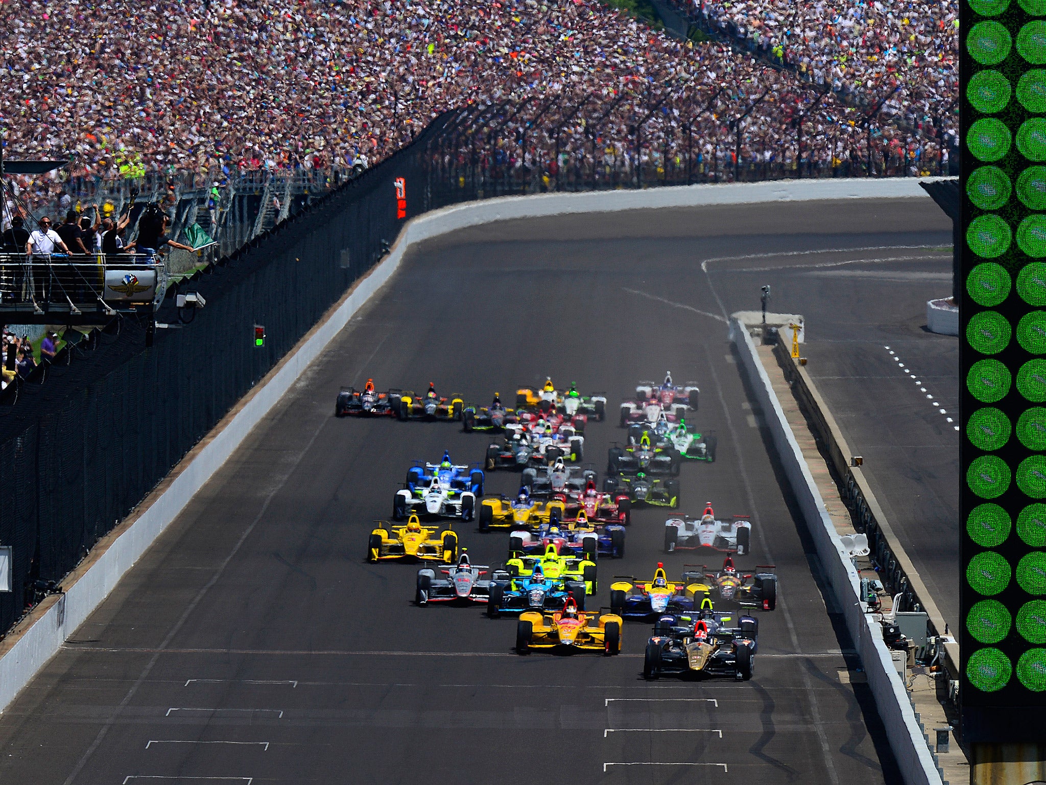 James Hinchcliffe leads the field at the start of the Indy 500