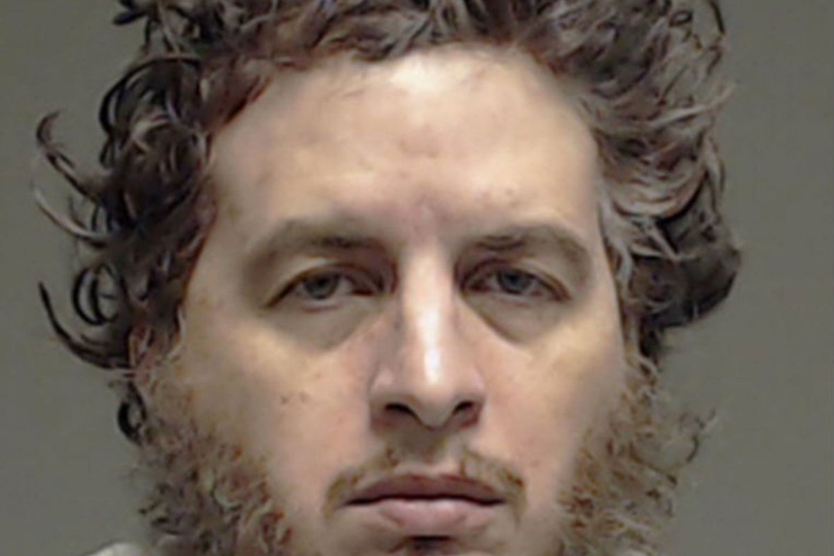 Man accused of killing girlfriend 'posted pictures of her body on ...