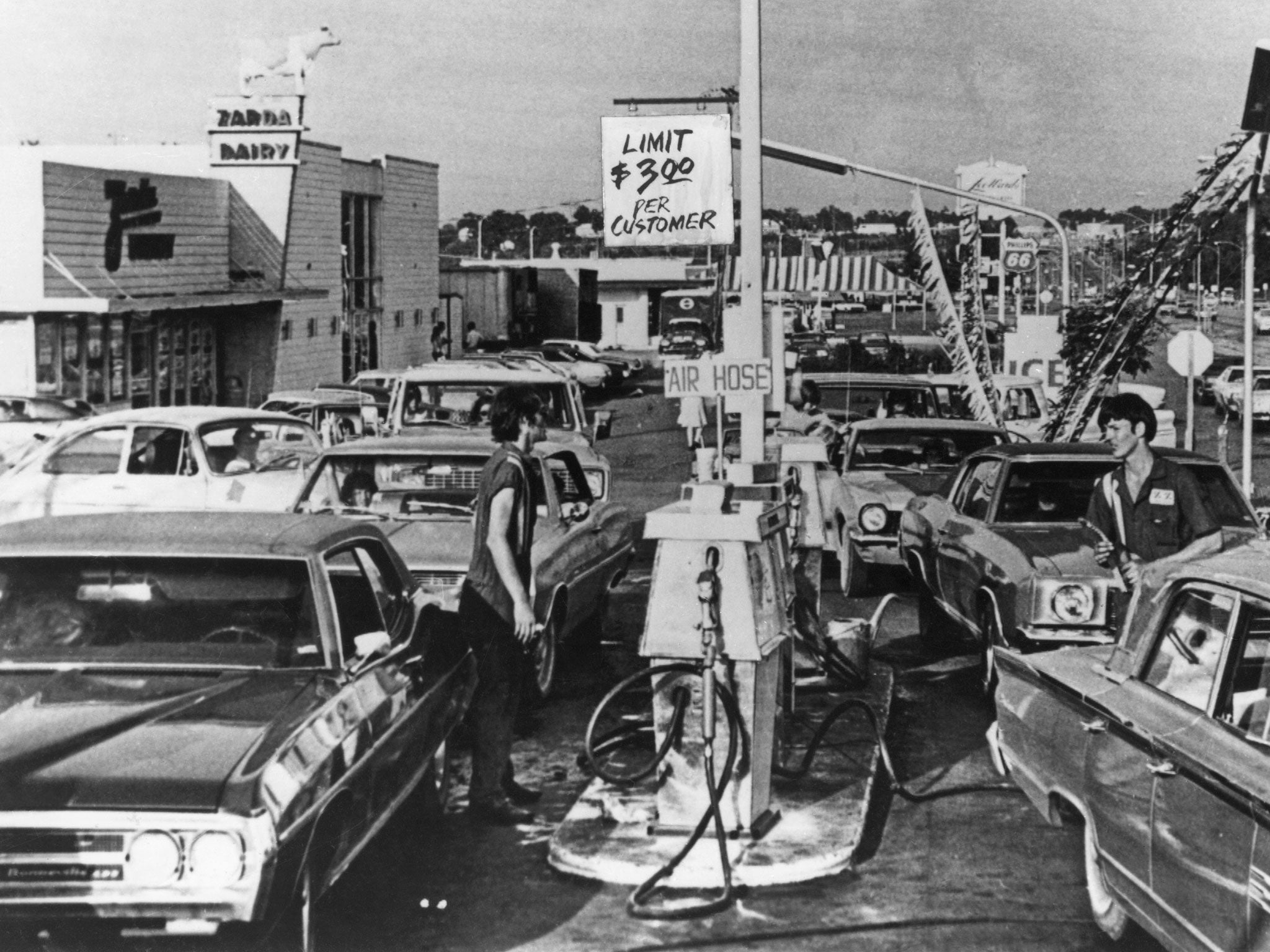 Drivers line up for fuel at a US gas station during the worldwide fuel shortages caused by the oil embargo imposed by OPEC, circa 1974.