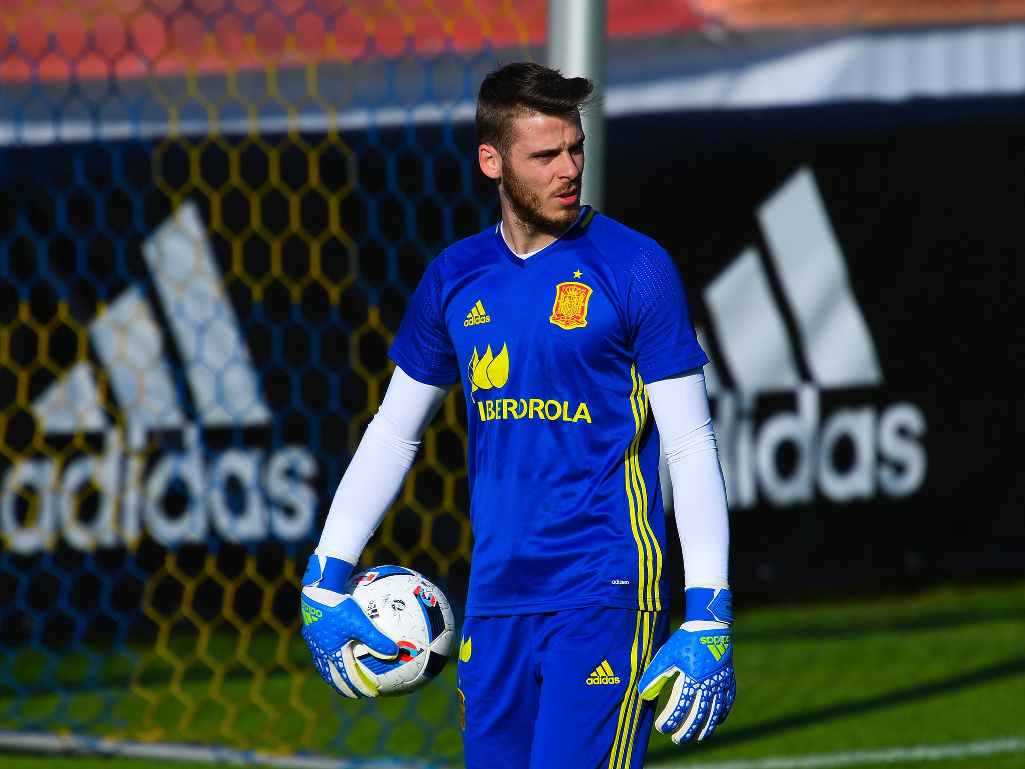 David De Gea is expected to stay at Manchester United despite interest from Real Madrid