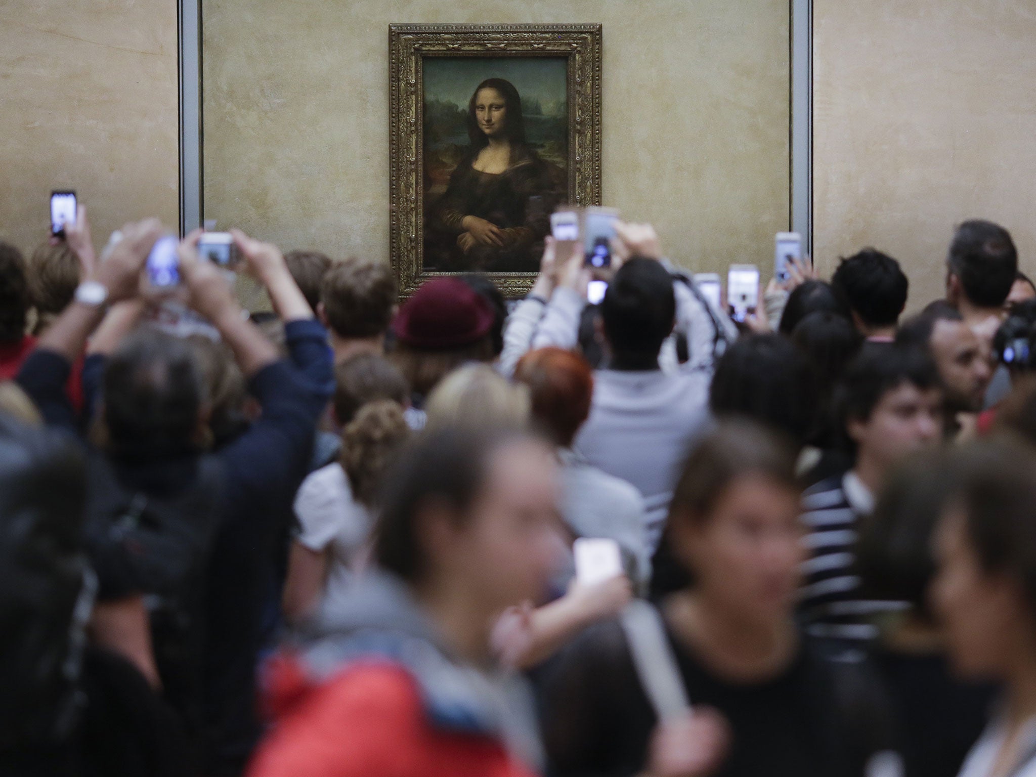 Visitors crowded in front of Leonardo da Vinci's painting 'Mona Lisa' at MusÈe du Louvre in Paris, Wednesday, June 1, 2016