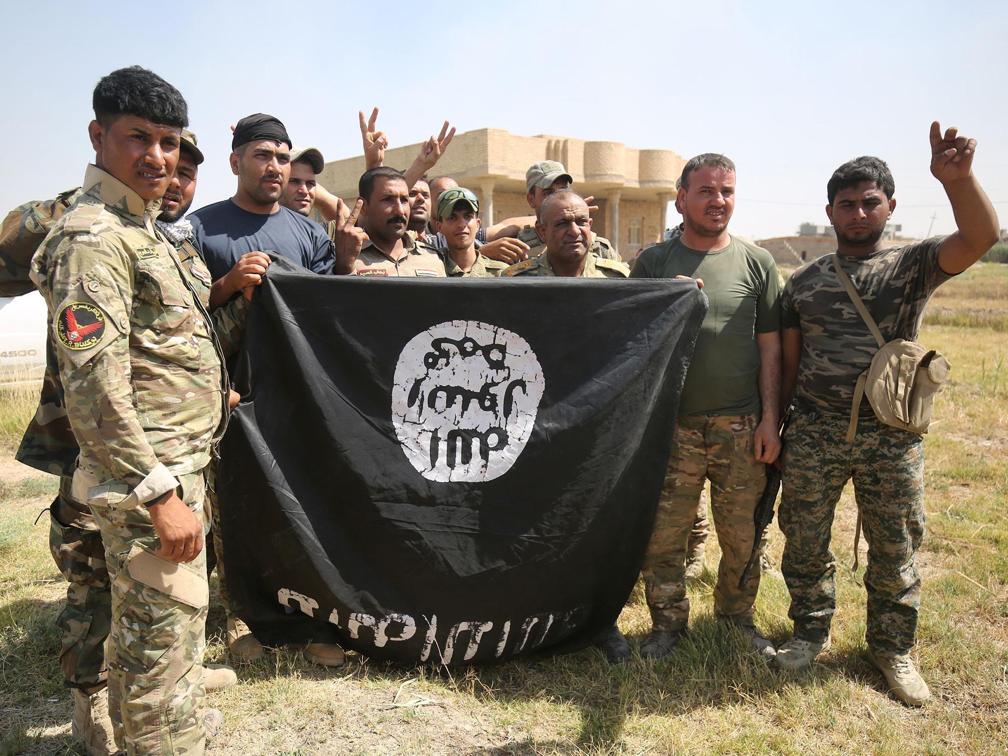 Фото на фоне флага игил. Игиловцы с флагом. Флаг ИГИЛ.