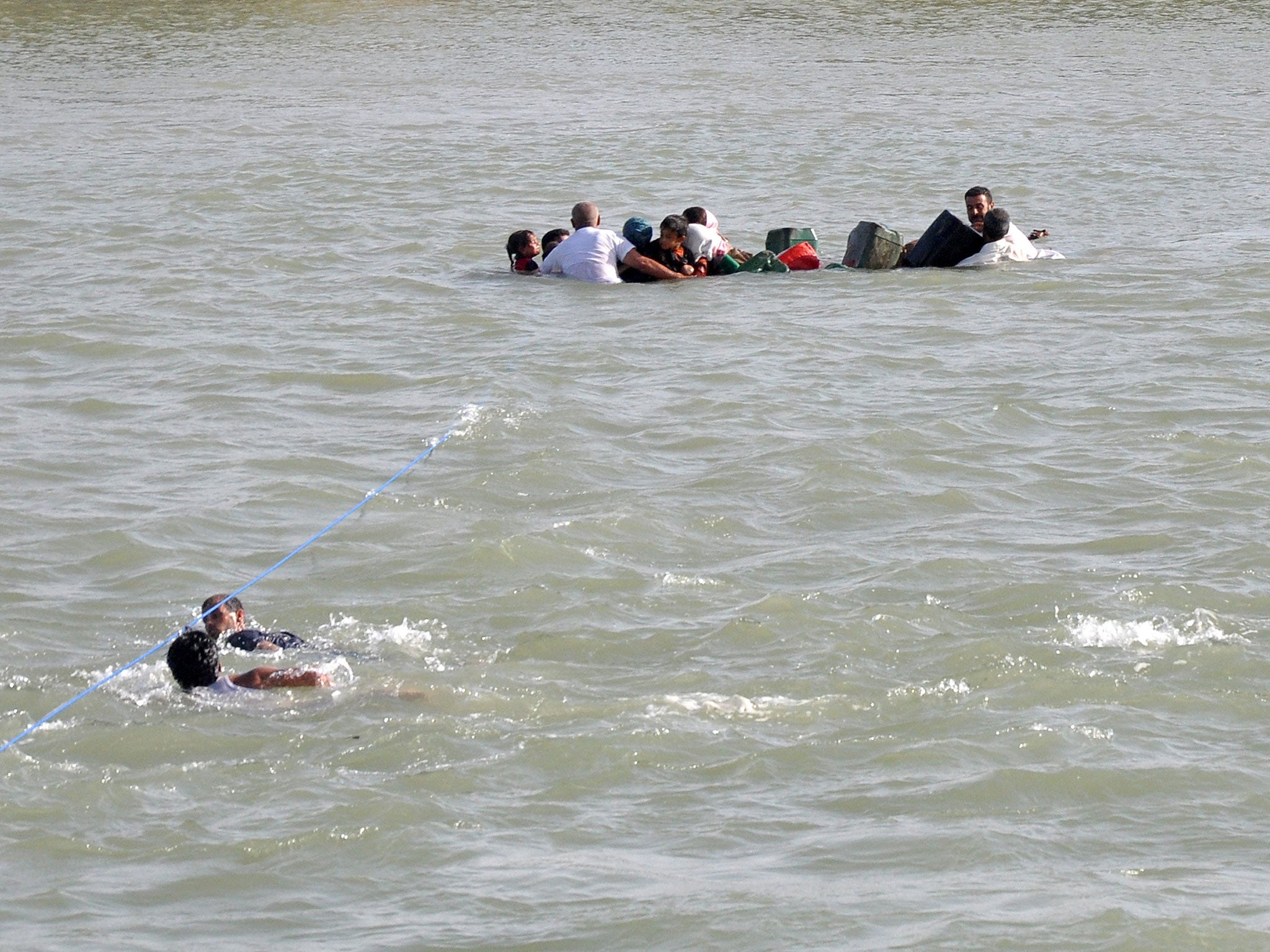 Internally displaced civilians from Fallujah flee their homes by crossing Euphrates River