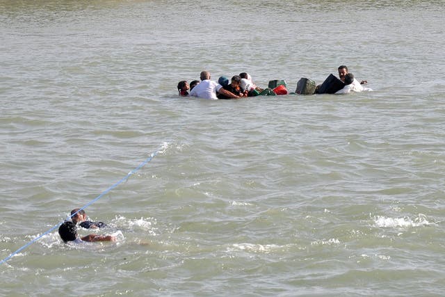 Internally displaced civilians from Fallujah flee their homes by crossing Euphrates River