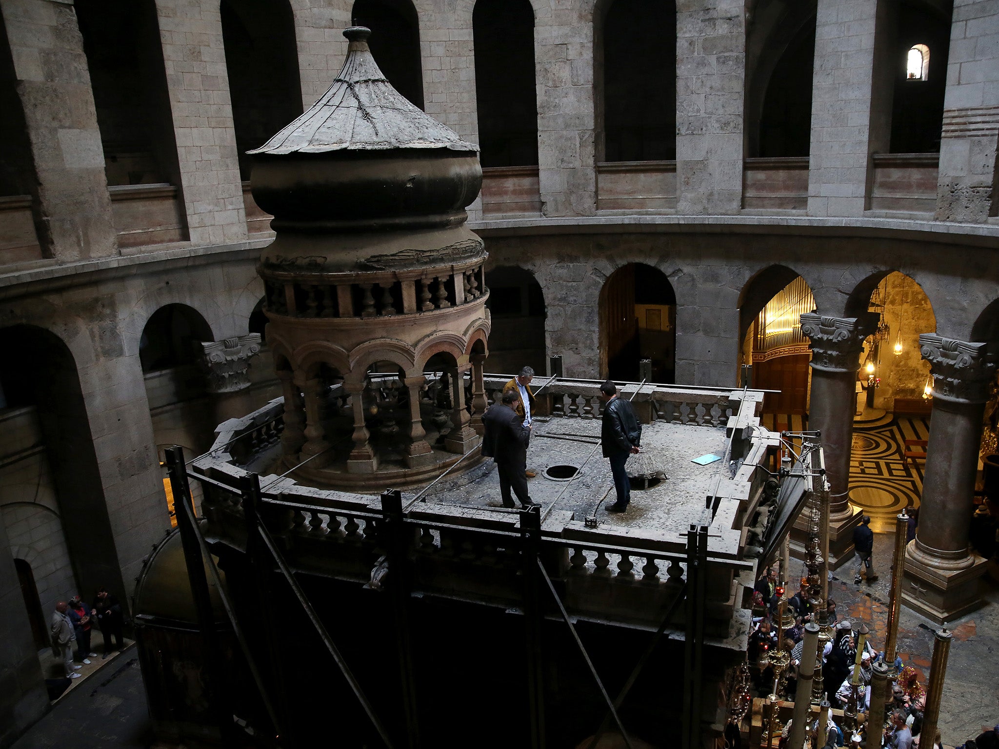 Greek experts assass the condition of the tomb of Jesus Christ