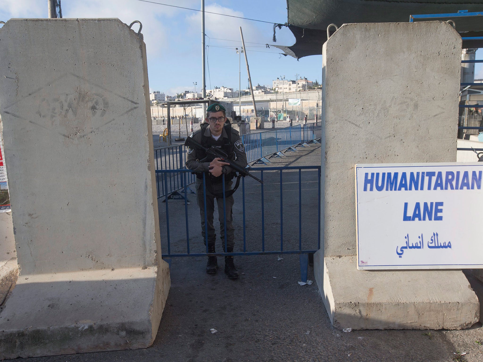 An Israeli border policeman stands guard at Qalandia checkpoint on 10 June 2016.