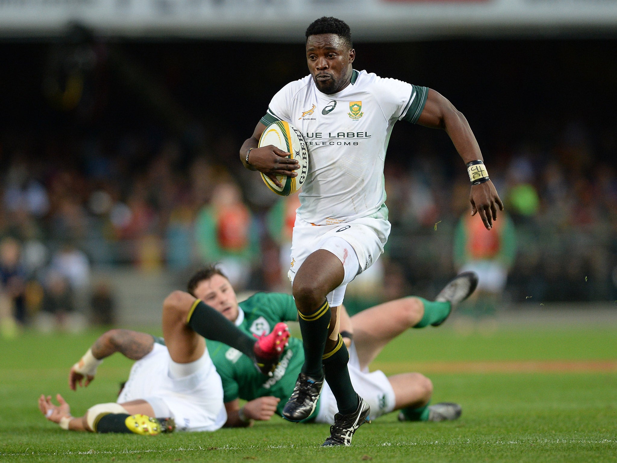 Lwazi Mvovo sprints clear to score a try for South Africa