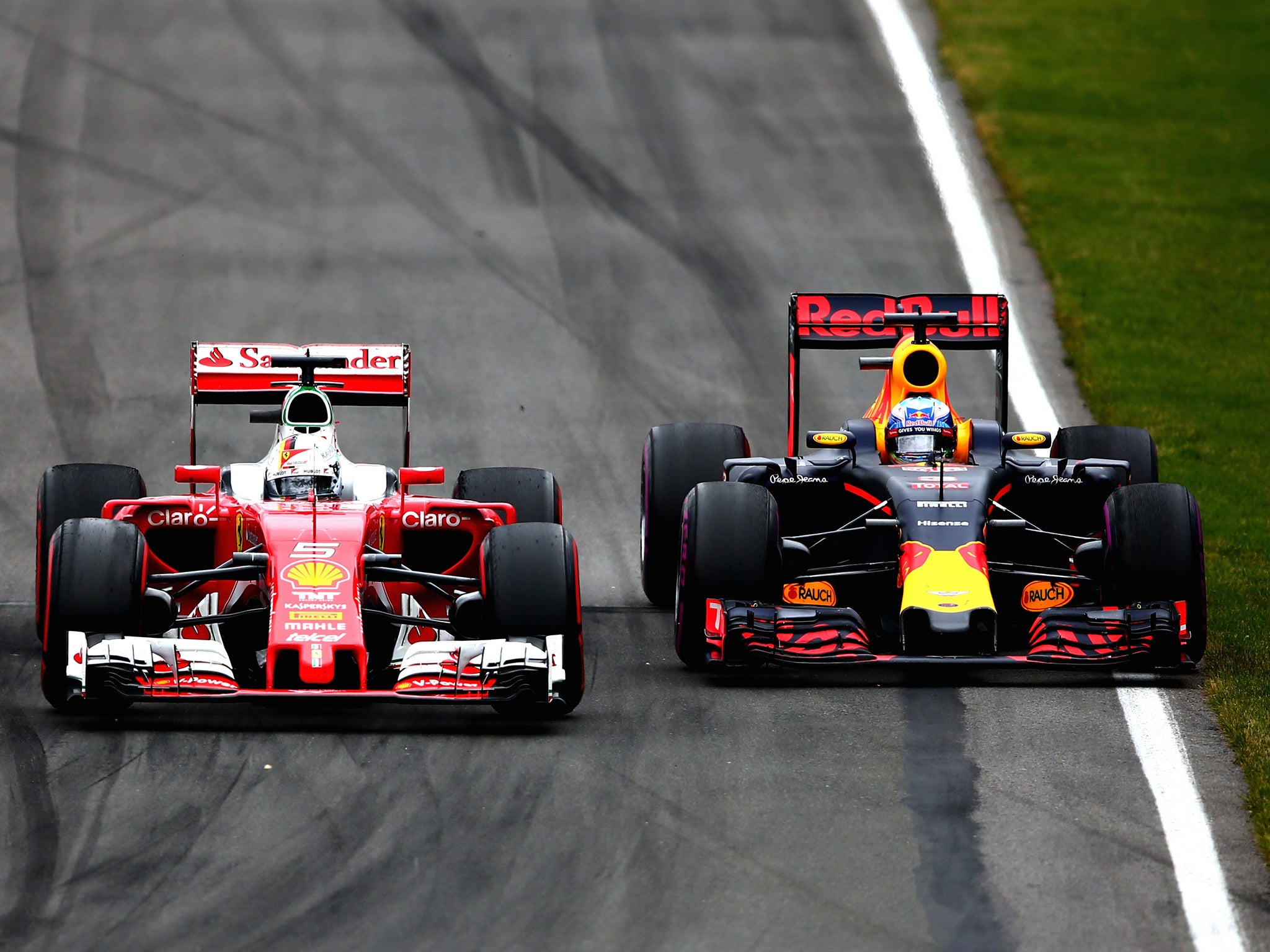 &#13;
Vettel gets past?Daniel Ricciardo on his fresher tyres &#13;
