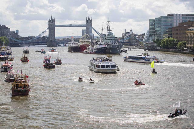 Nigel Farage's Brexit flotilla is met by rival boats near Tower Bridge