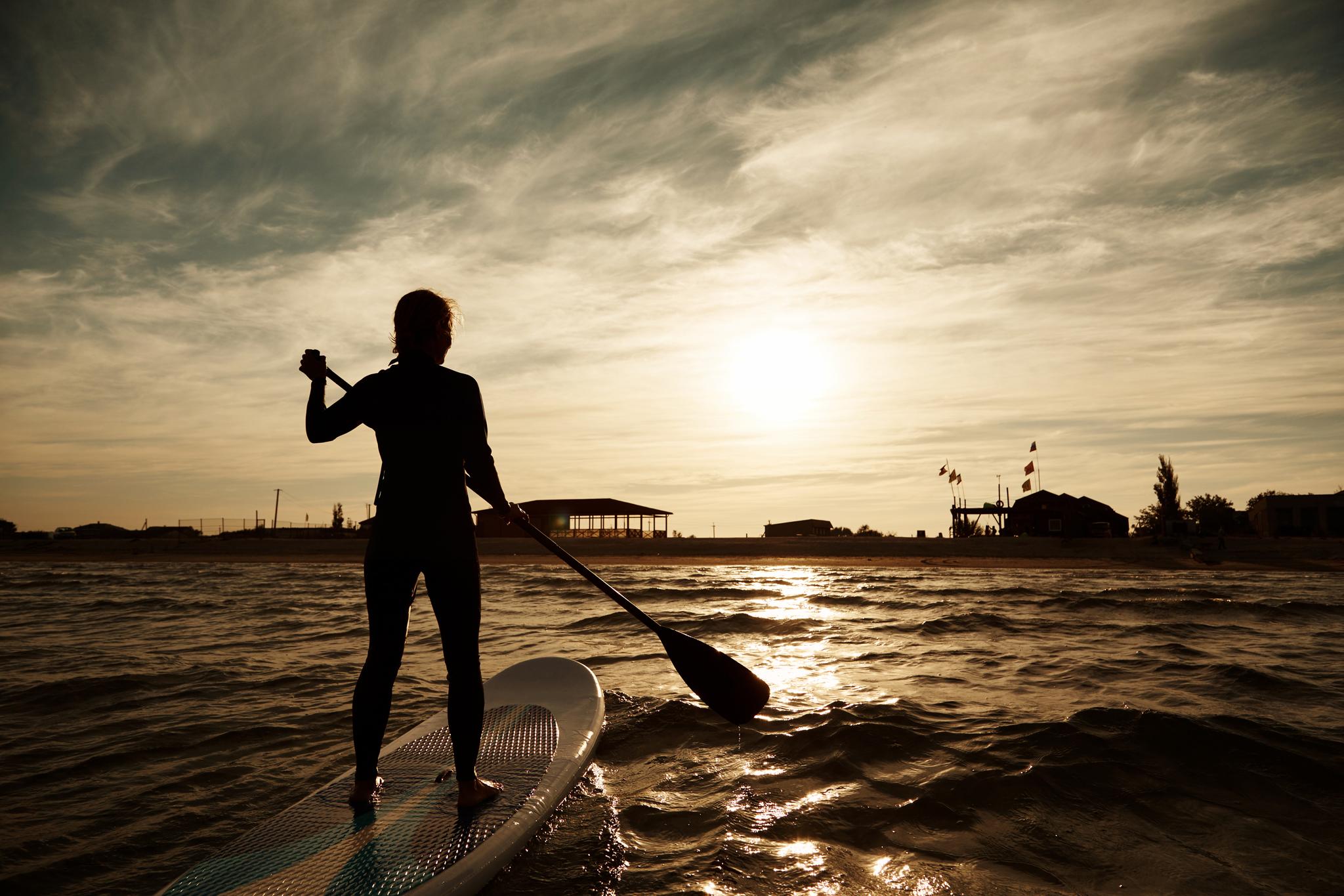 Boarded holiday. Девушка на sup Board. Sup Board парень с девушкой. Sup мужчины закат город. Man on sup Board.