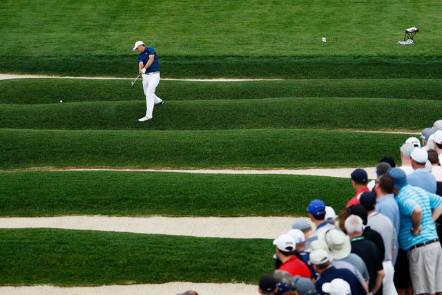 Jordan Spieth takes on the Church Pews bunker at the 15th at Oakmont