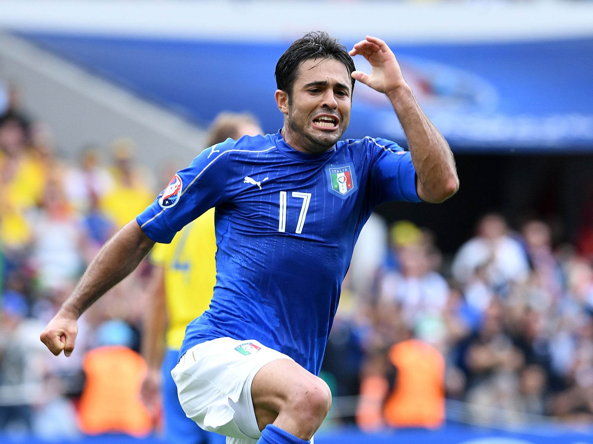 Eder celebrates his goal for Italy against Sweden