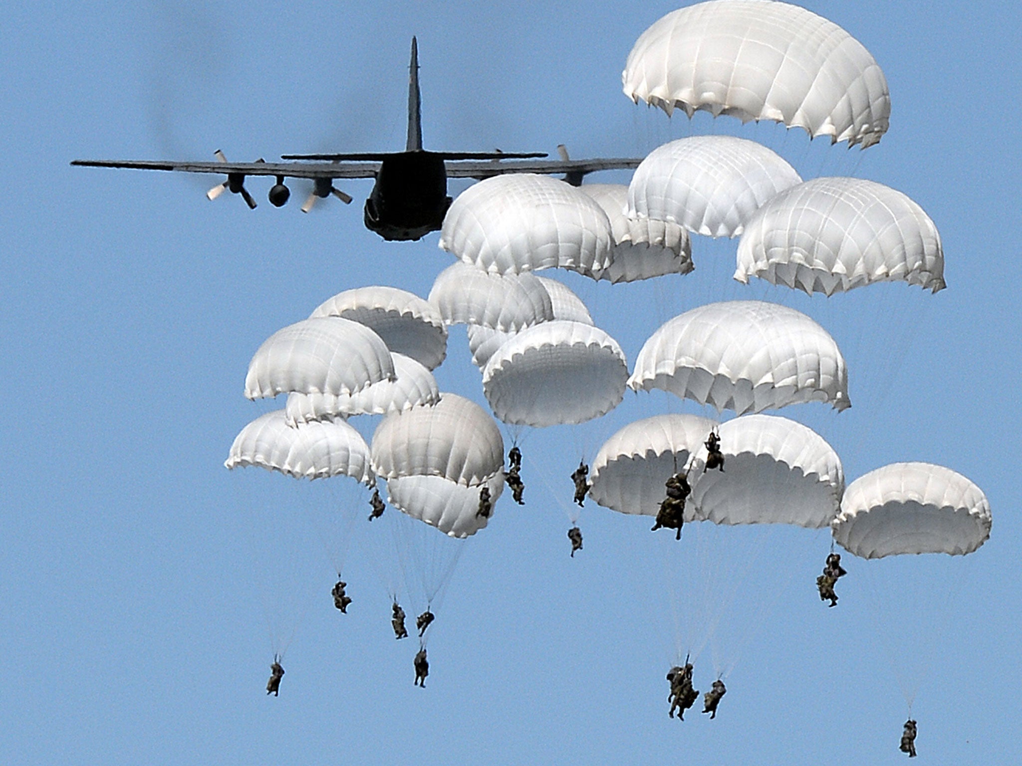 Polish paratroopers land near Torun, central Poland, on June 7, 2016, as part of the NATO Anaconda-16 military exercise.
