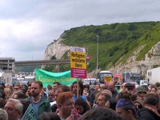 French authorities block British aid convoy for Calais refugees at Dover
