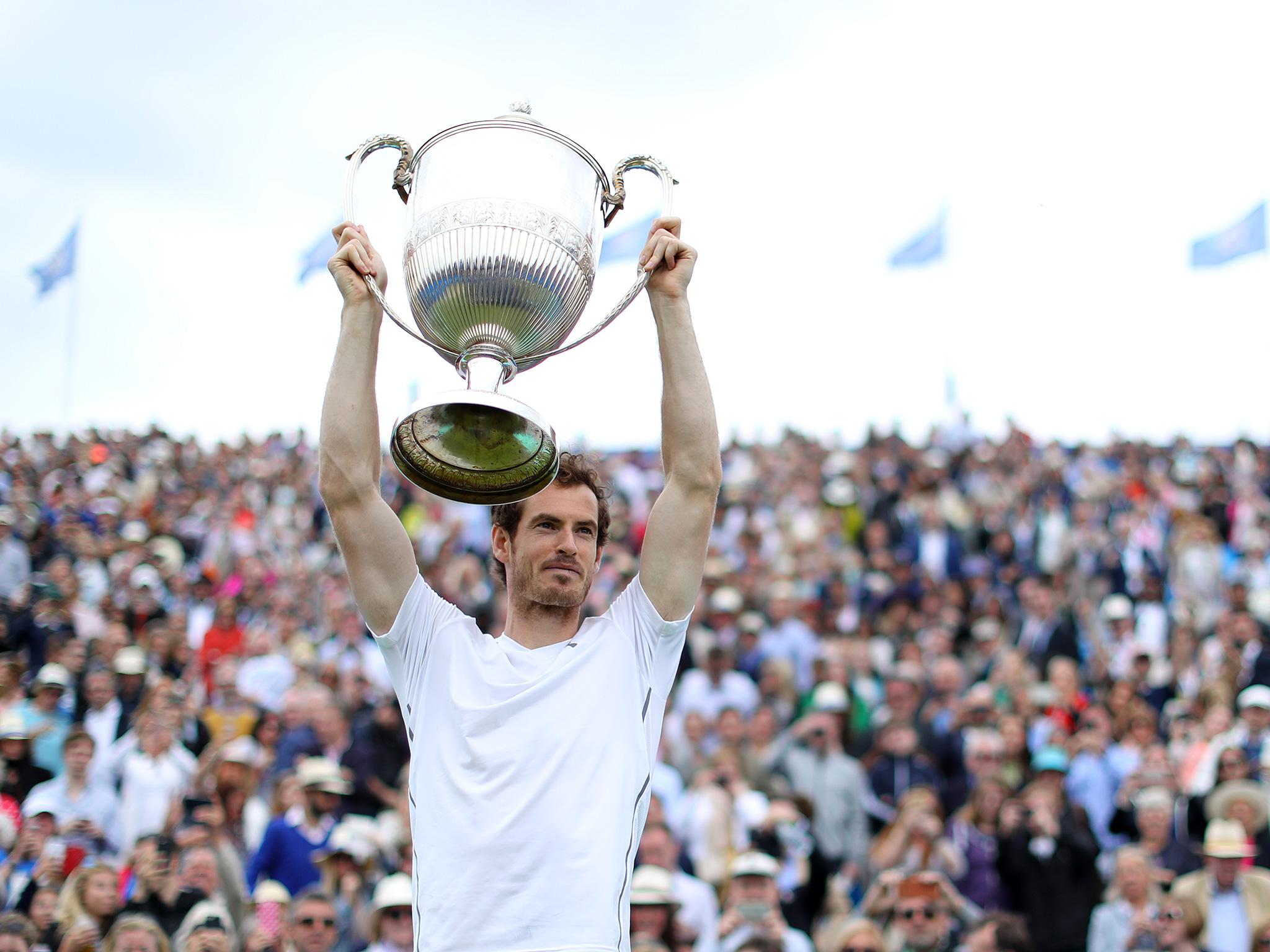 &#13;
Murray lifts the Aegon Championships trophy after beating Canada's Raonic &#13;