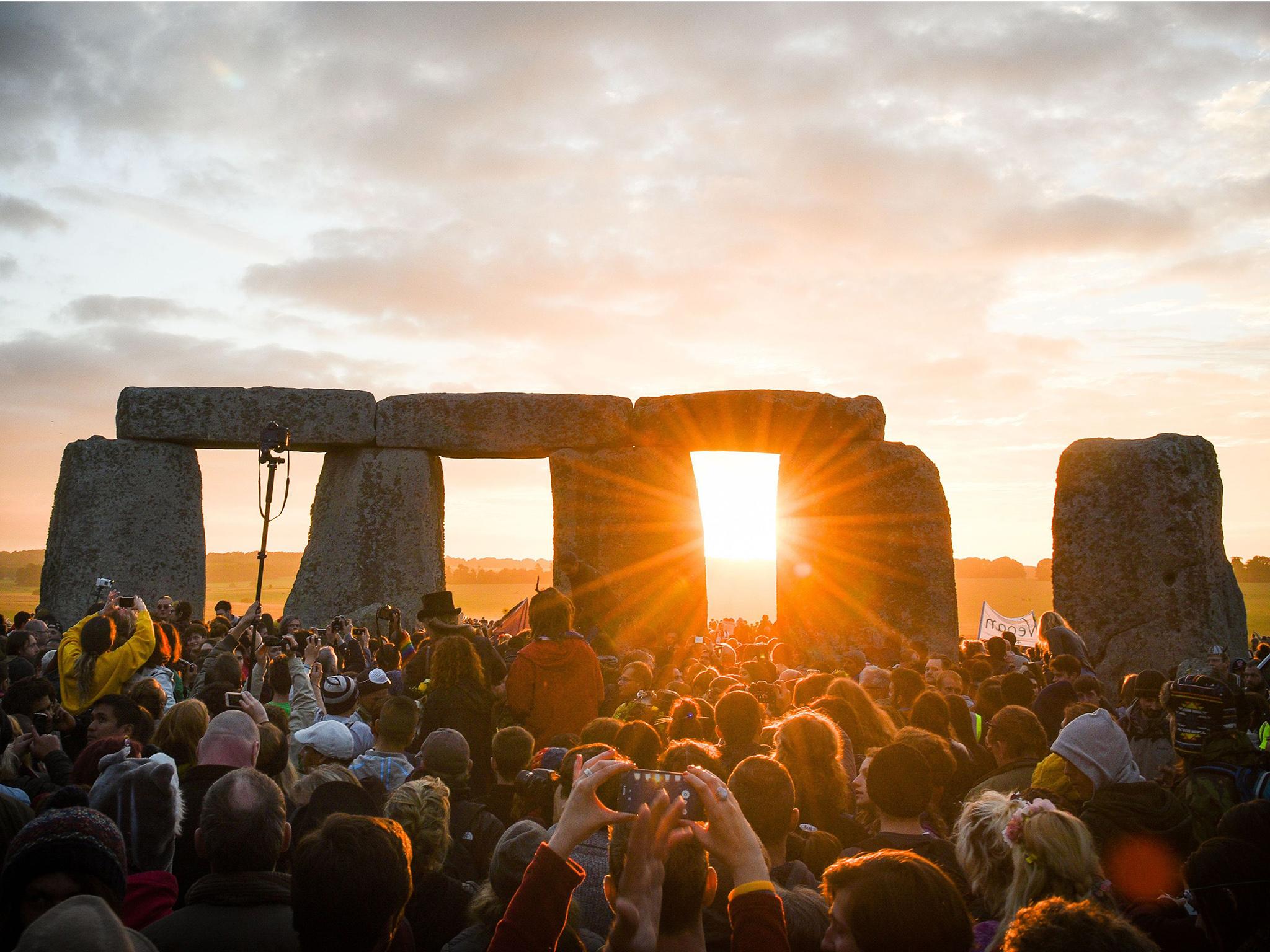 Festival yang rutin dilakukan di Stonehenge, Inggris ini merupakan perayaan terhadap summer solstice
