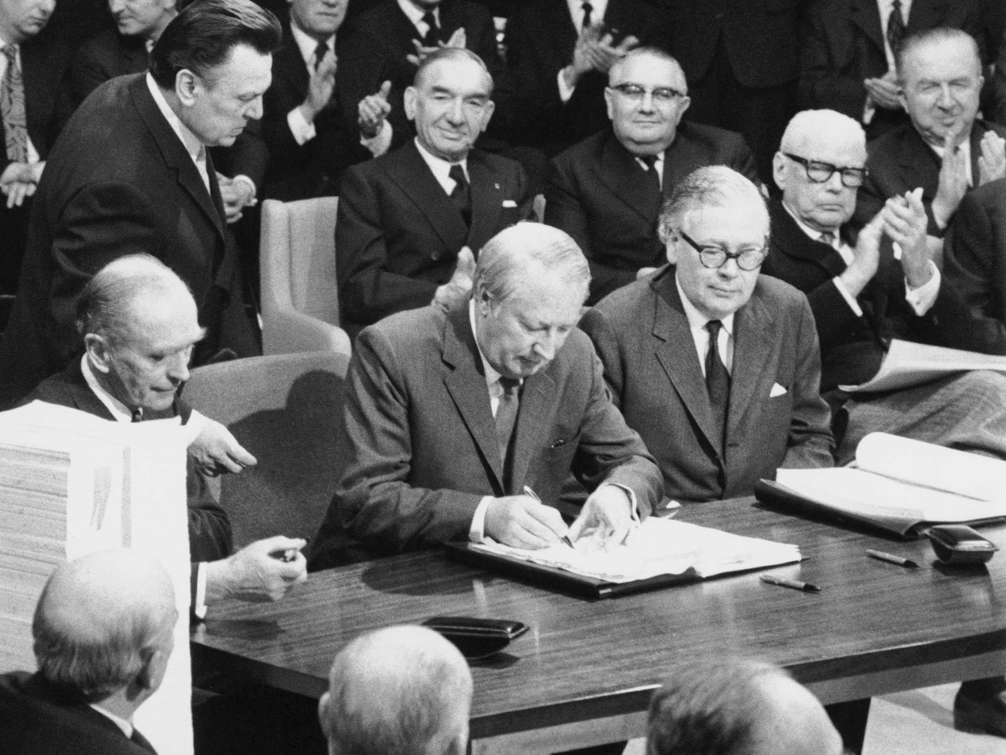 British Prime Minister Edward Heath signs the Treaty of Accession to the Common Market in1972