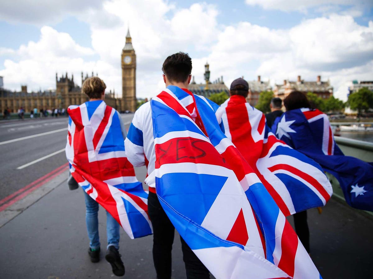 Britain young. Флаг Великобритании. Великобритания люди. Флаг Лондона фото. Британцы люди.