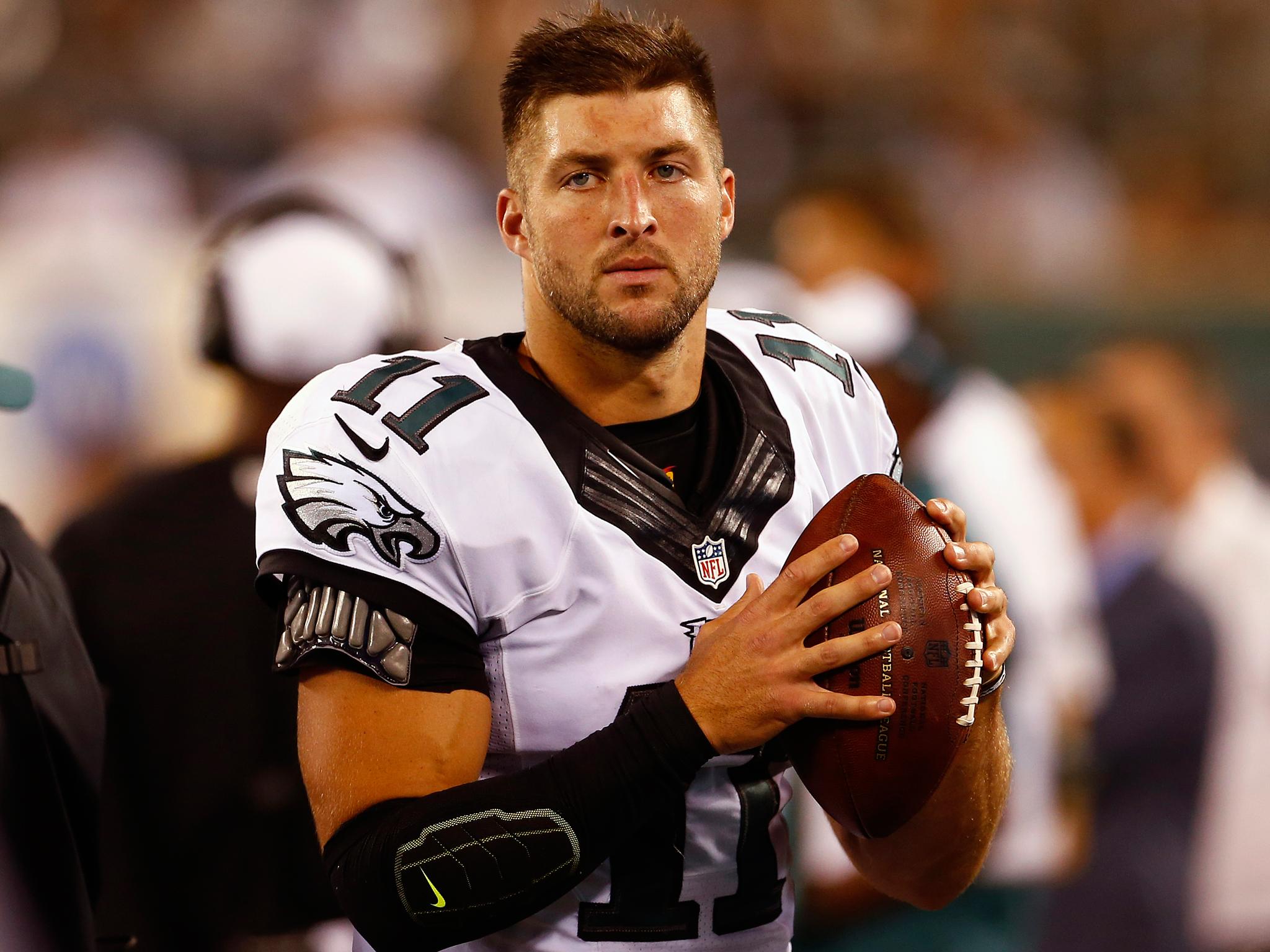 Tim Tebow prays with passengers after man suffers heart ...