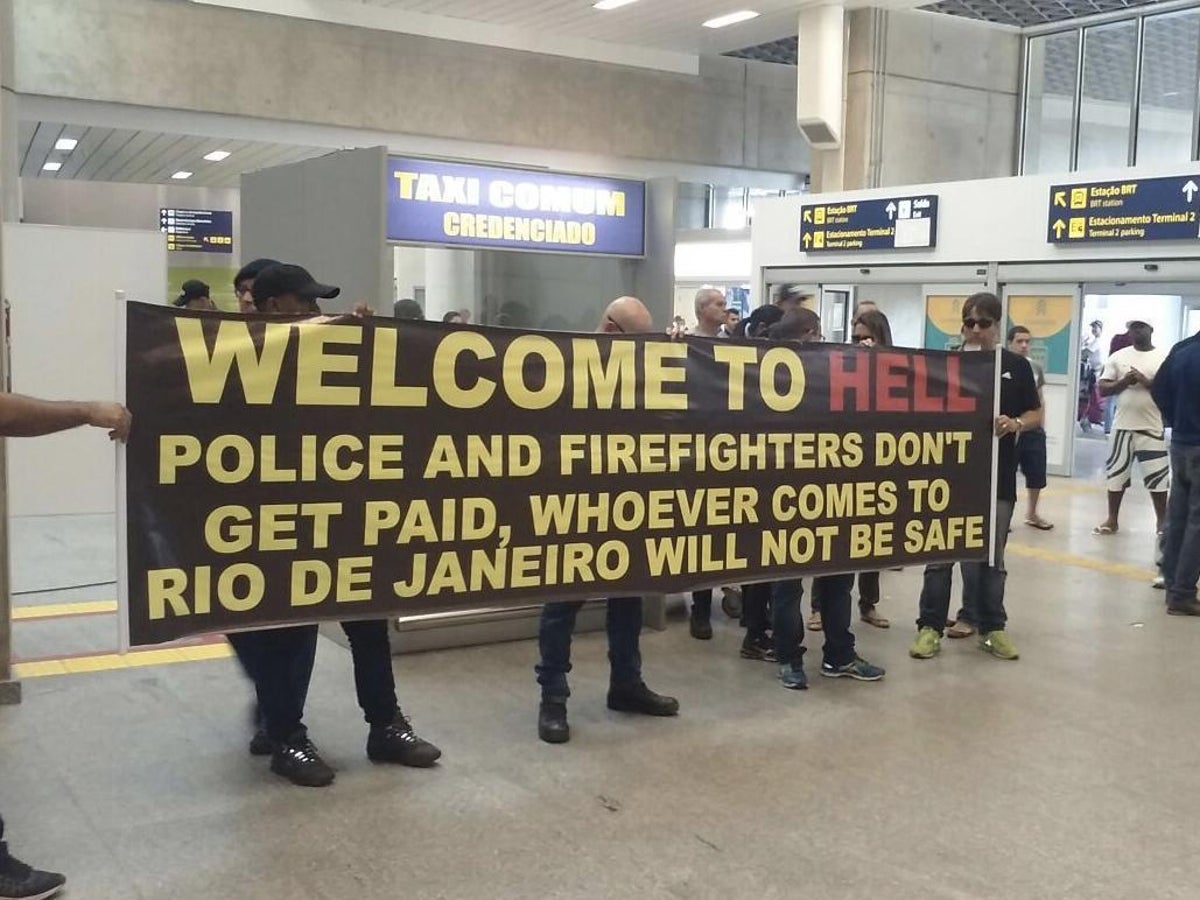 Brazilian Police Greet Tourists With Welcome To Hell Sign At Rio Airport The Independent The Independent