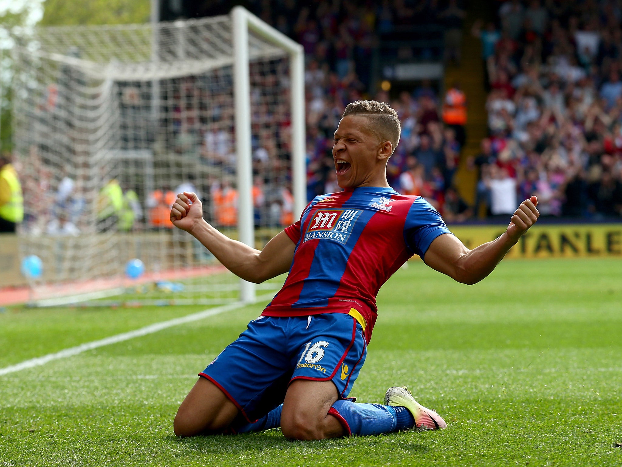 Dwight Gayle has completed a £10m move to Newcastle