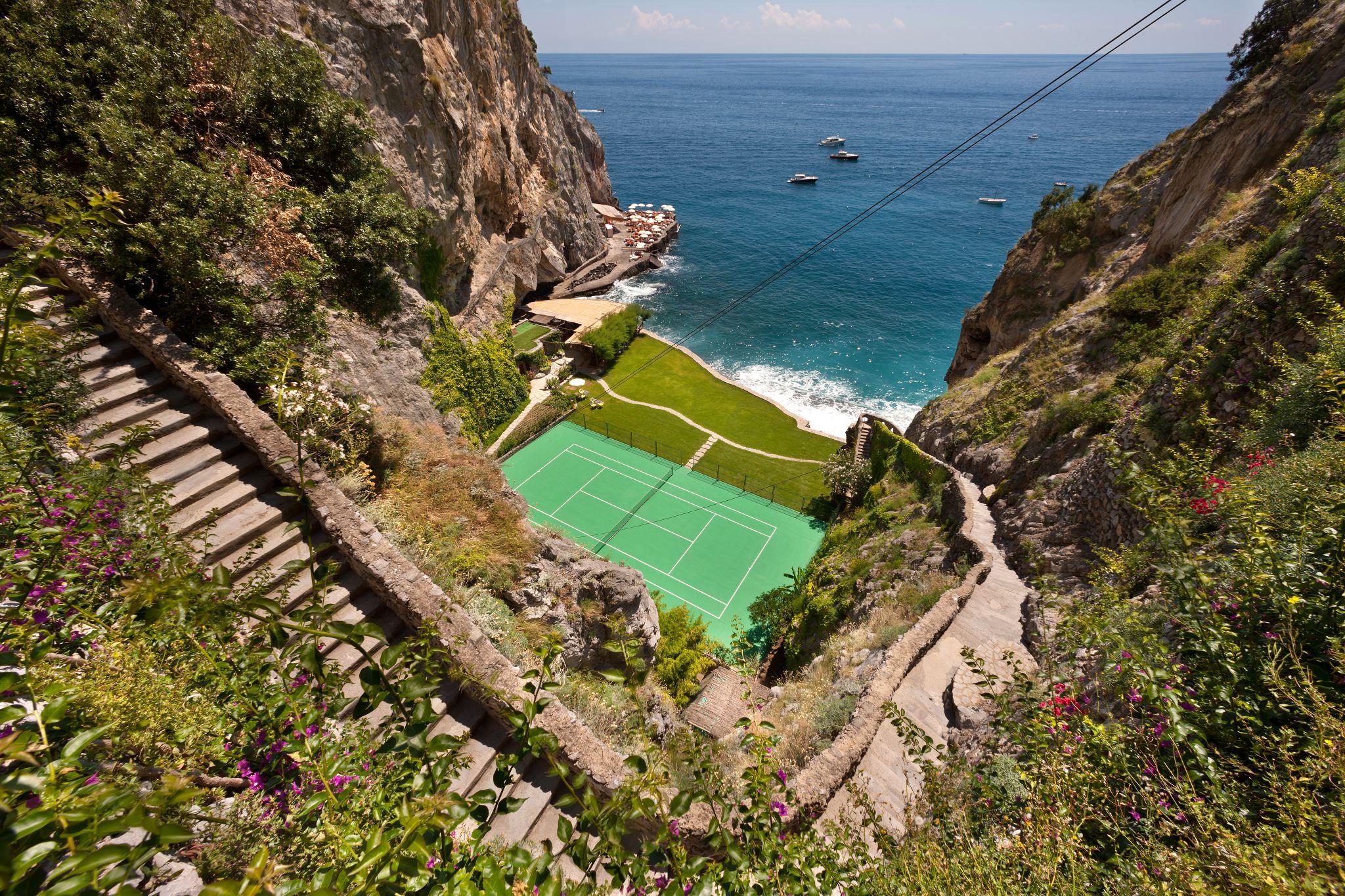 The grounds and tennis court at Il San Pietro