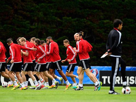 Chris Coleman oversees training with Wales ahead of their Euro 2016 semi-final against Portugal (Getty)