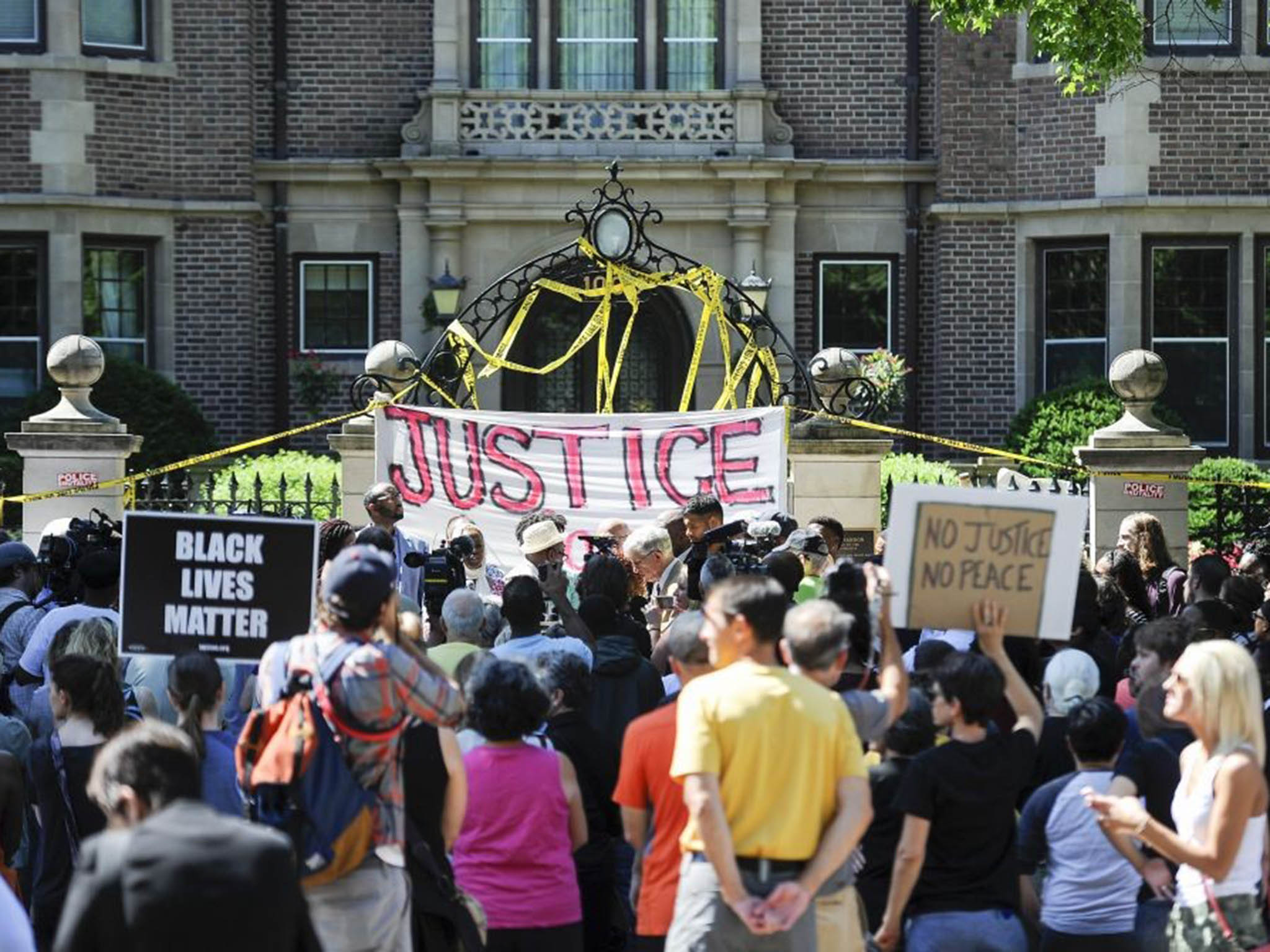 People protesting after the death of Philando Castile