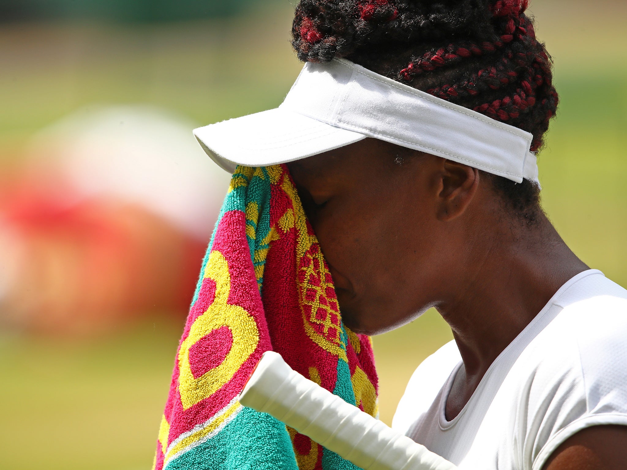 Williams dries her face during her semi-final against Kerber