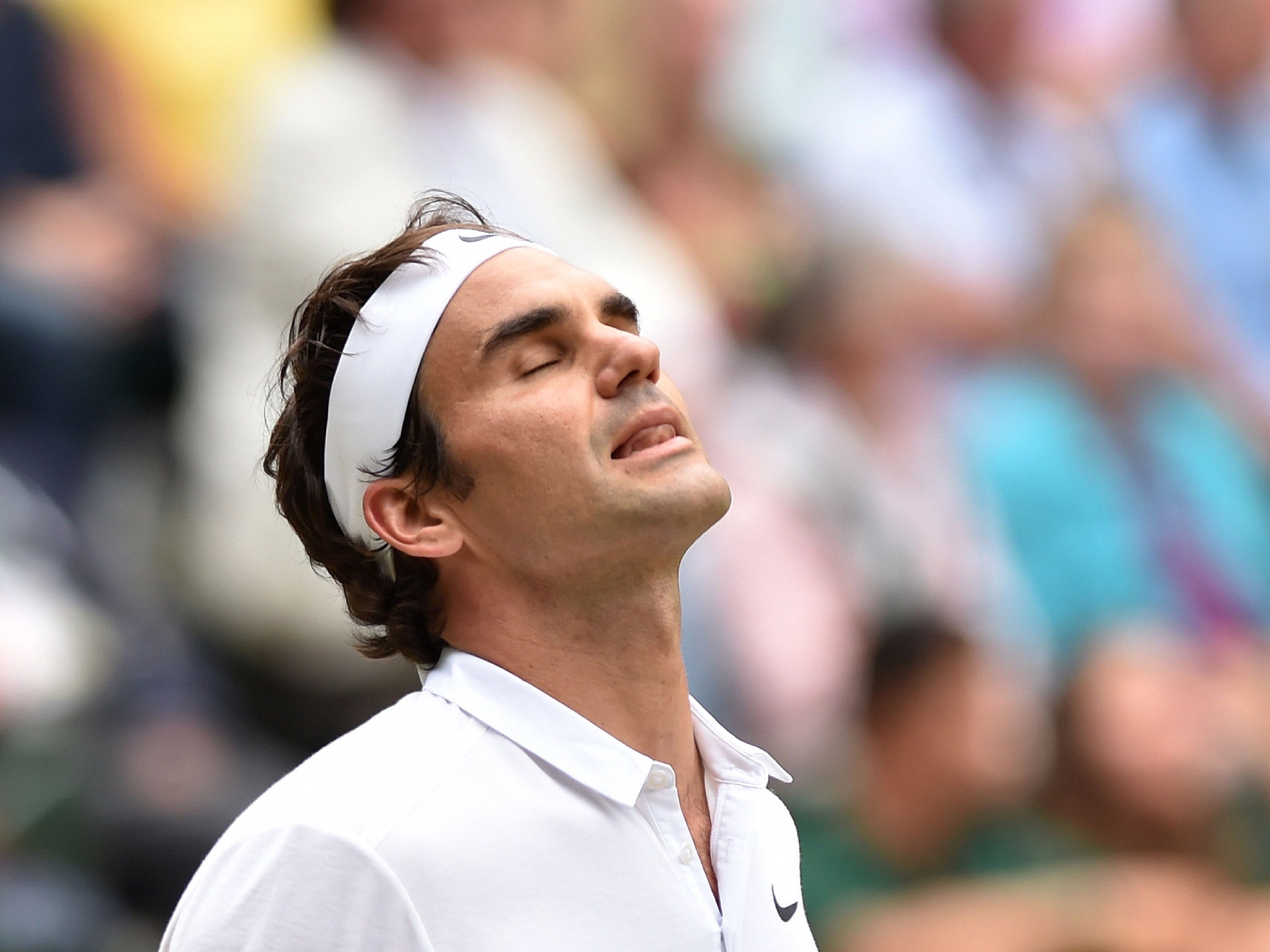 Roger Federer reacts to losing the first set to Milos Raonic