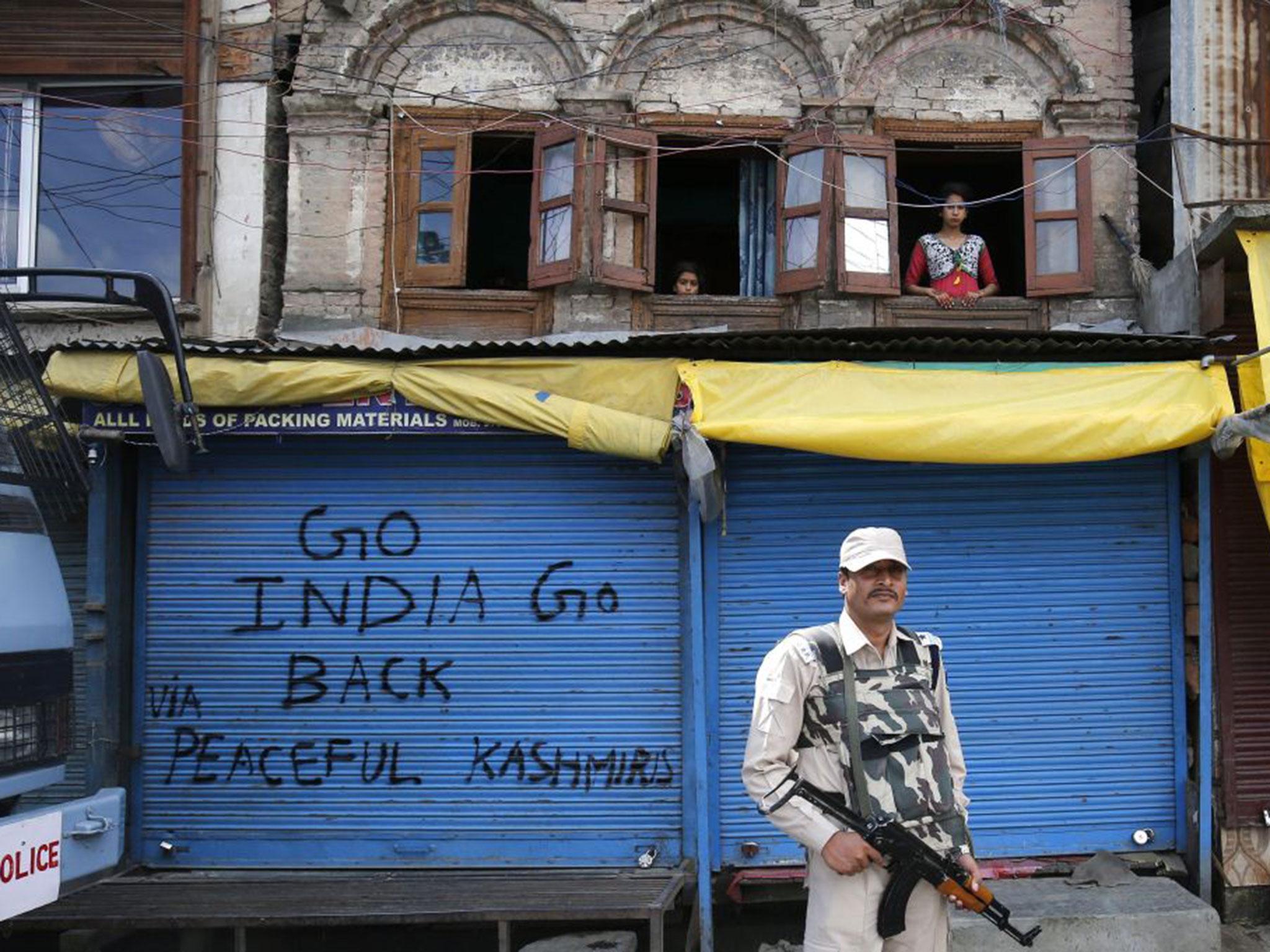 Graffiti in Srinagar, the summer capital of Indian Kashmir, (EPA/FAROOQ KHAN)