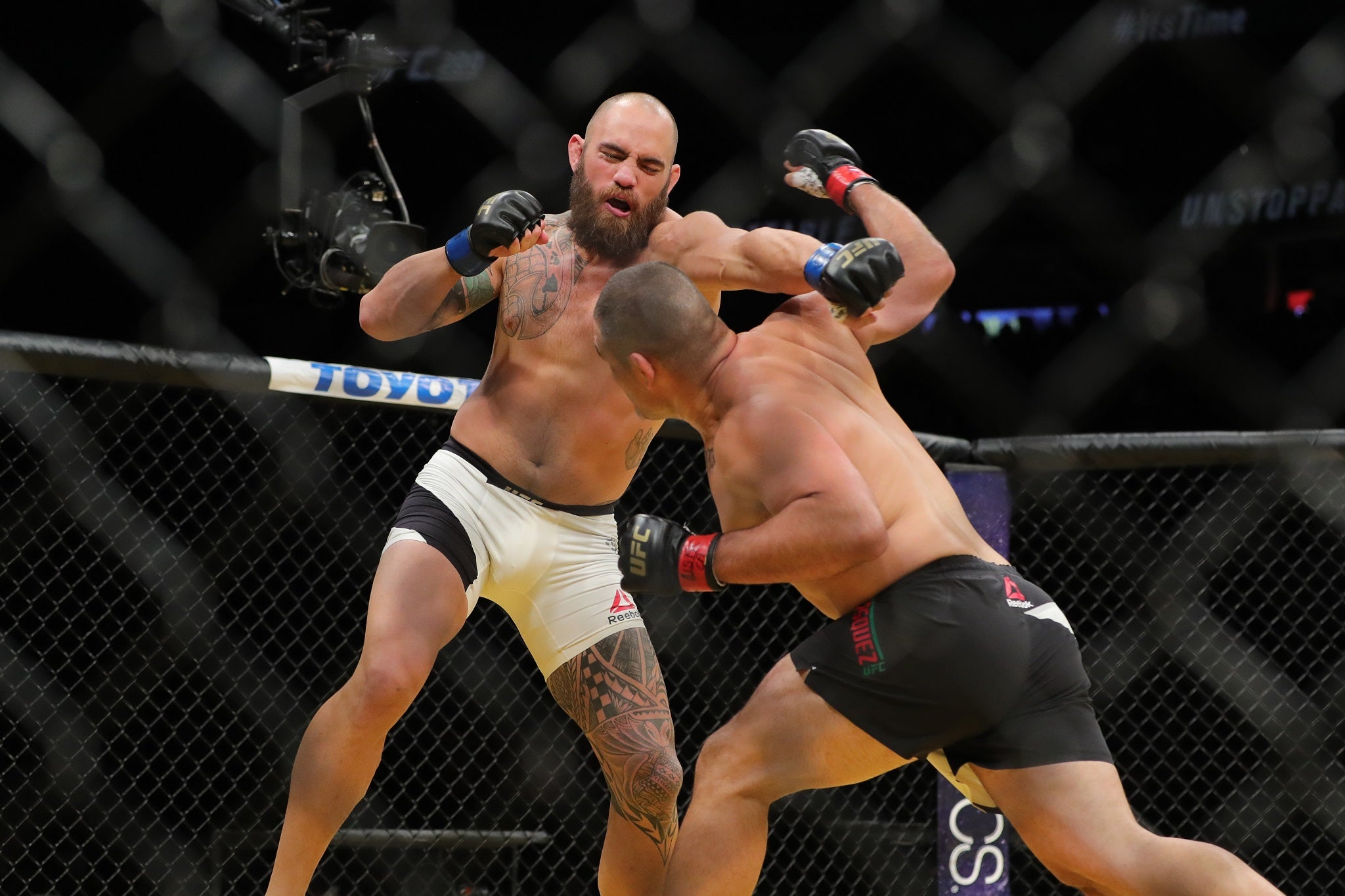 Cain Velazquez throws the punch that led to Travis Browne's stoppage