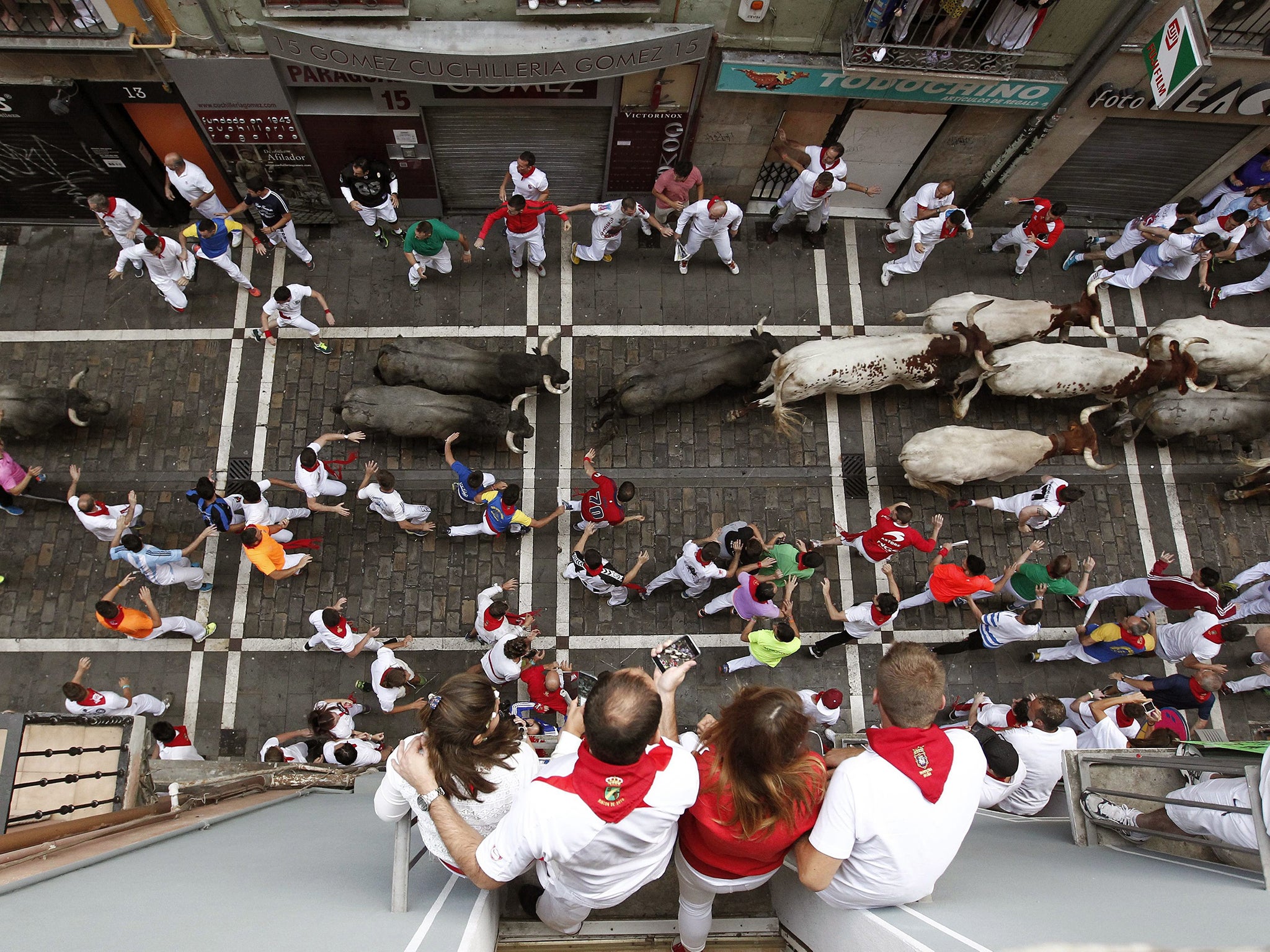 More than 1,000 participants packed the streets of Pamplona's old town