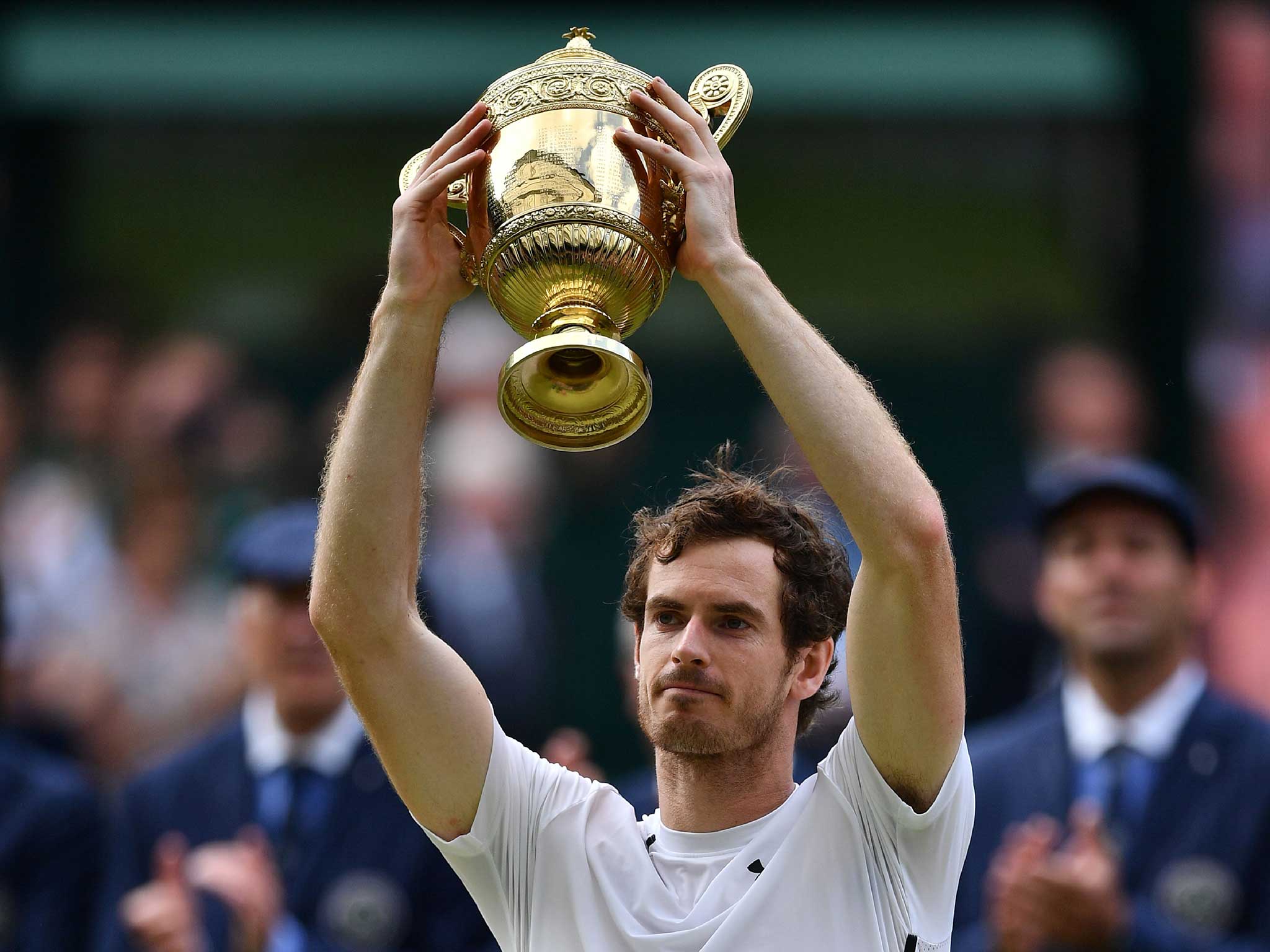 Andy Murray hoists the Wimbledon trophy above his head after defeating Milos Raonic