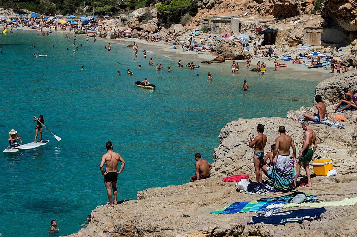 Средиземное море пляж с людьми