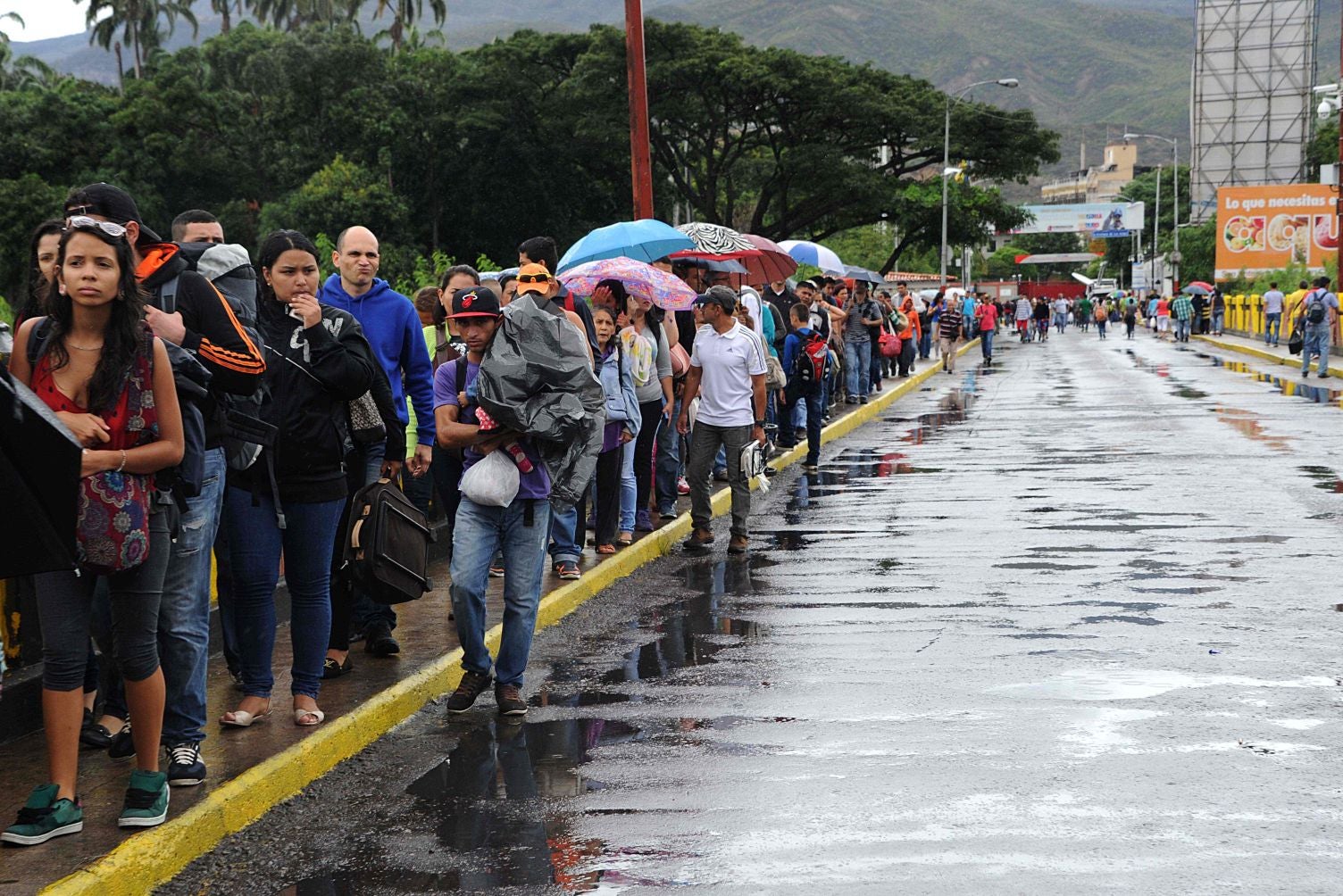 Venezuelans at the bridge linking San Antonio del Tachira, in Venezuela with Cucuta, Colombia