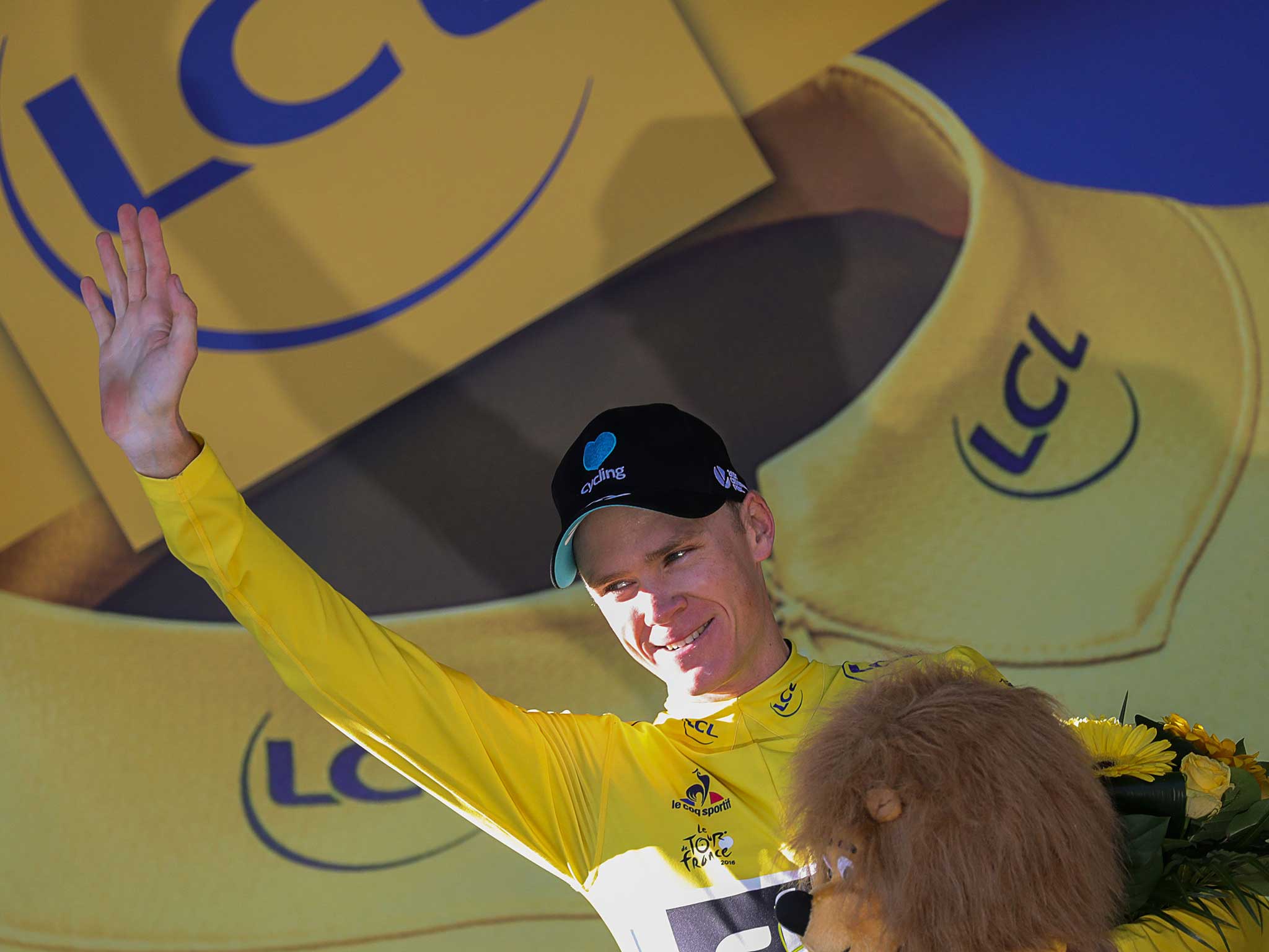 Chris Froome retains the yellow jersey