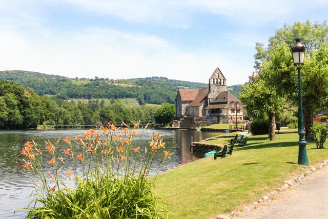 Beaulieu sits on the banks of the Dordogne river