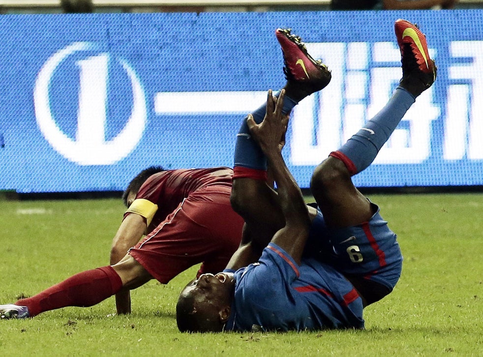 Demba Ba Injury Former Chelsea Striker Will Not Retire Despite Career Threatening Leg Break The Independent The Independent