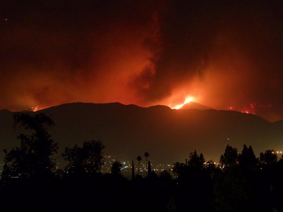 Santa Clarita fire Hundreds evacuated as flames engulf 11,000 acre