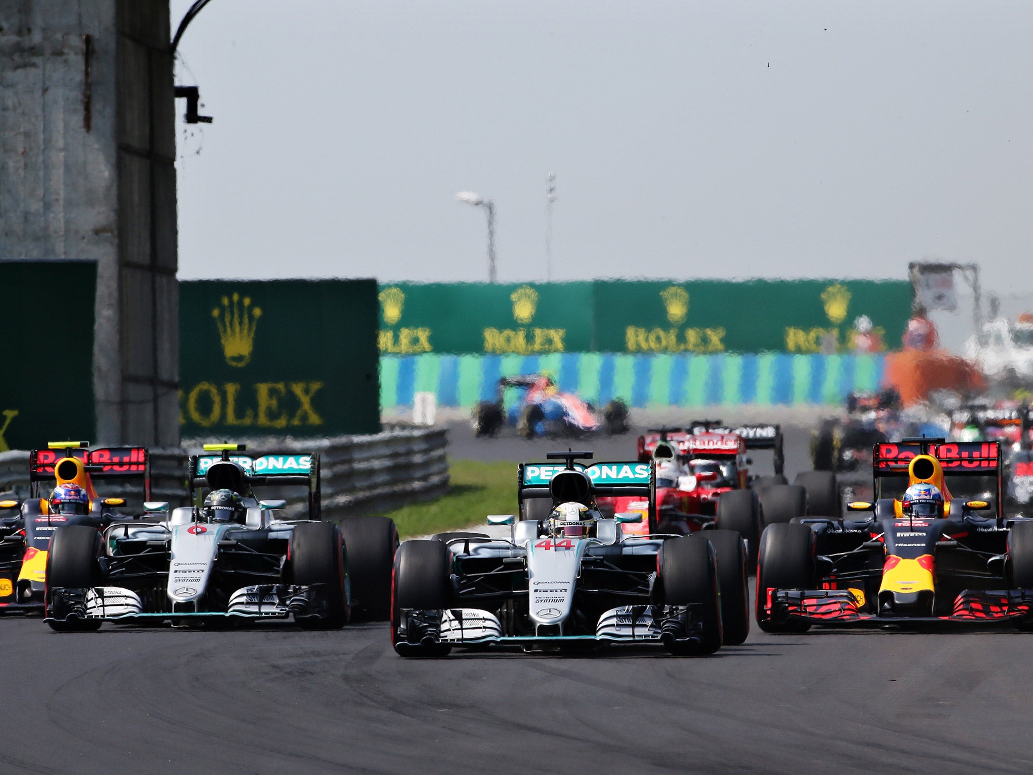 &#13;
Hamilton took the lead off the start after holding off Rosberg, Daniel Ricciardo and Max Verstappen &#13;