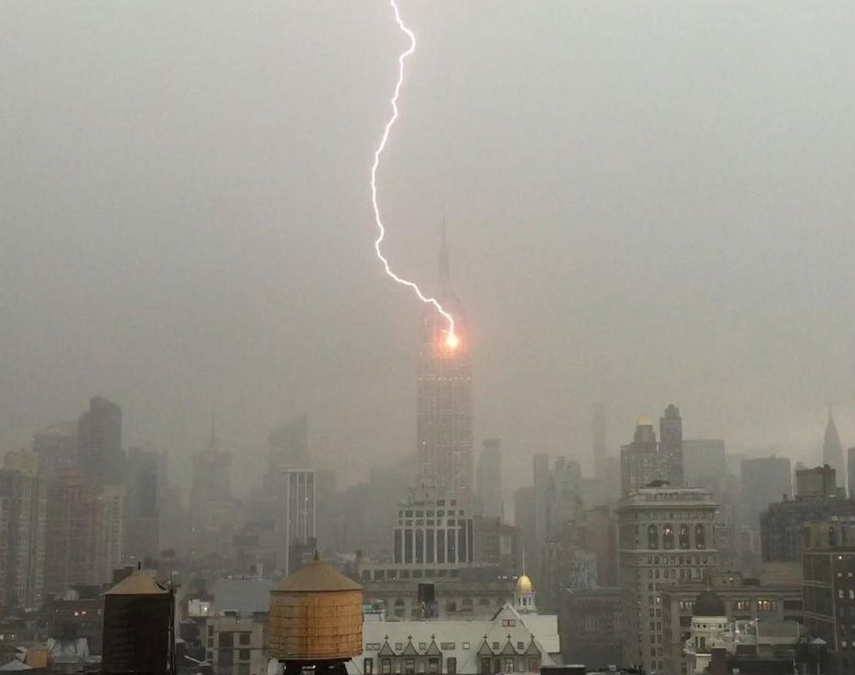 Lightning strikes Empire State Building amid severe storms | The  Independent | The Independent