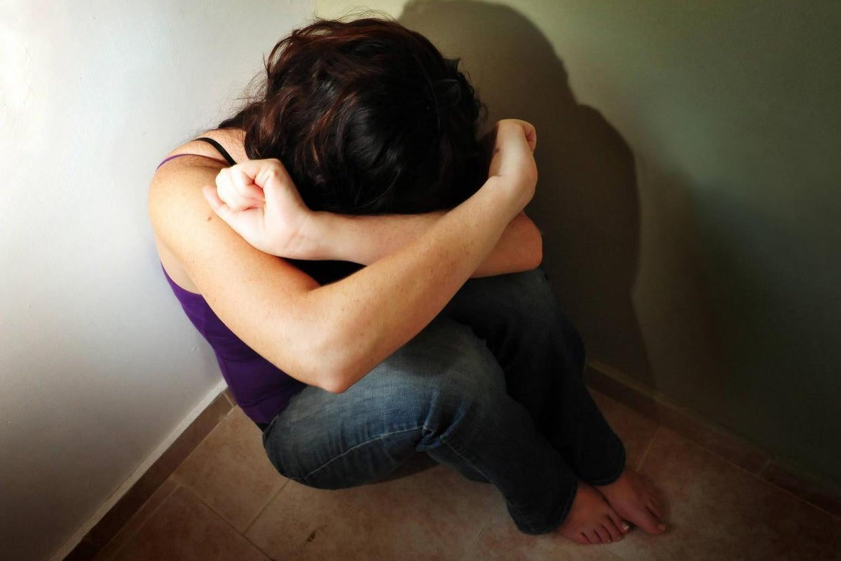 16 yaşındaki kız kardeşine uyuşturucu verip tecavüz eden adam serbest bırakıldı...