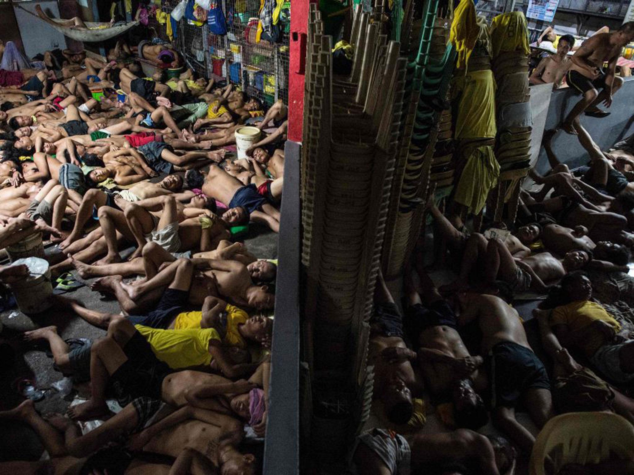 Inmates sleep on the ground inside the Quezon City jail (AFP/Noel Celis)