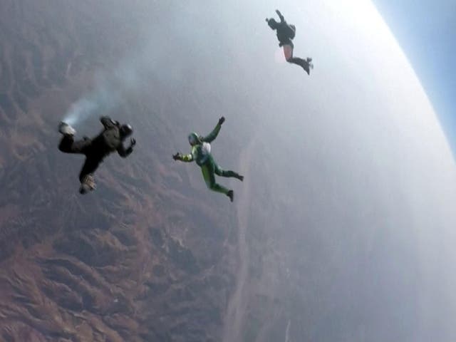Luke Aikins, centre, skydives without a parachute